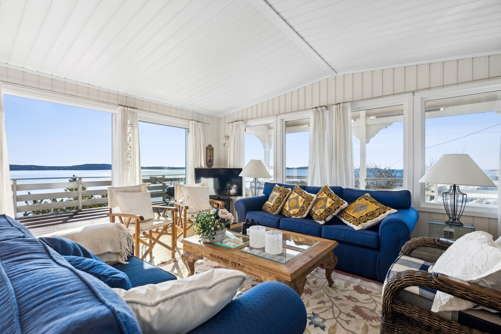 Utsikten kan også nytes fra sofakroken. Galleribilde