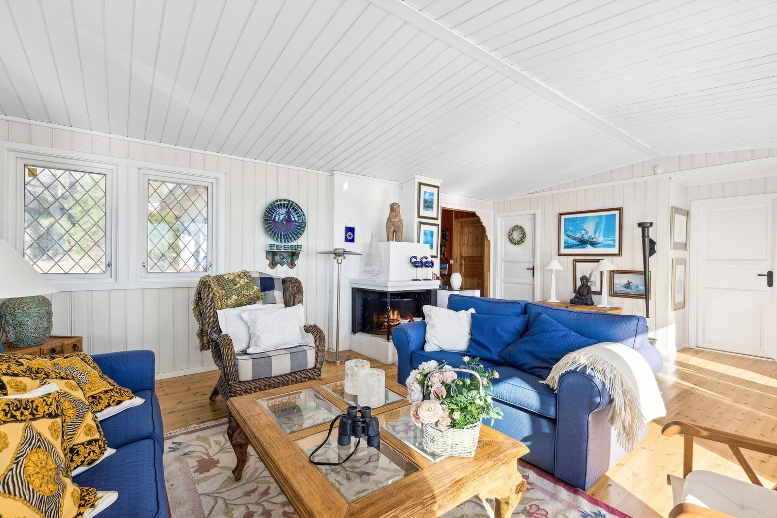 Stuen er hyttas naturlige samlingspunkt. Galleribilde