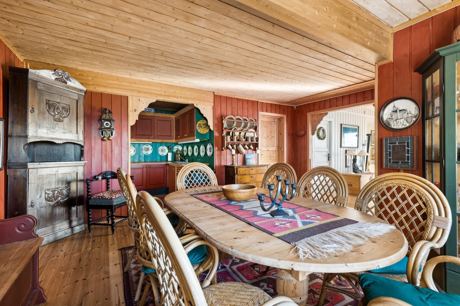 Kjøkkenet ligger i åpen løsning mot spisestuen. Galleribilde