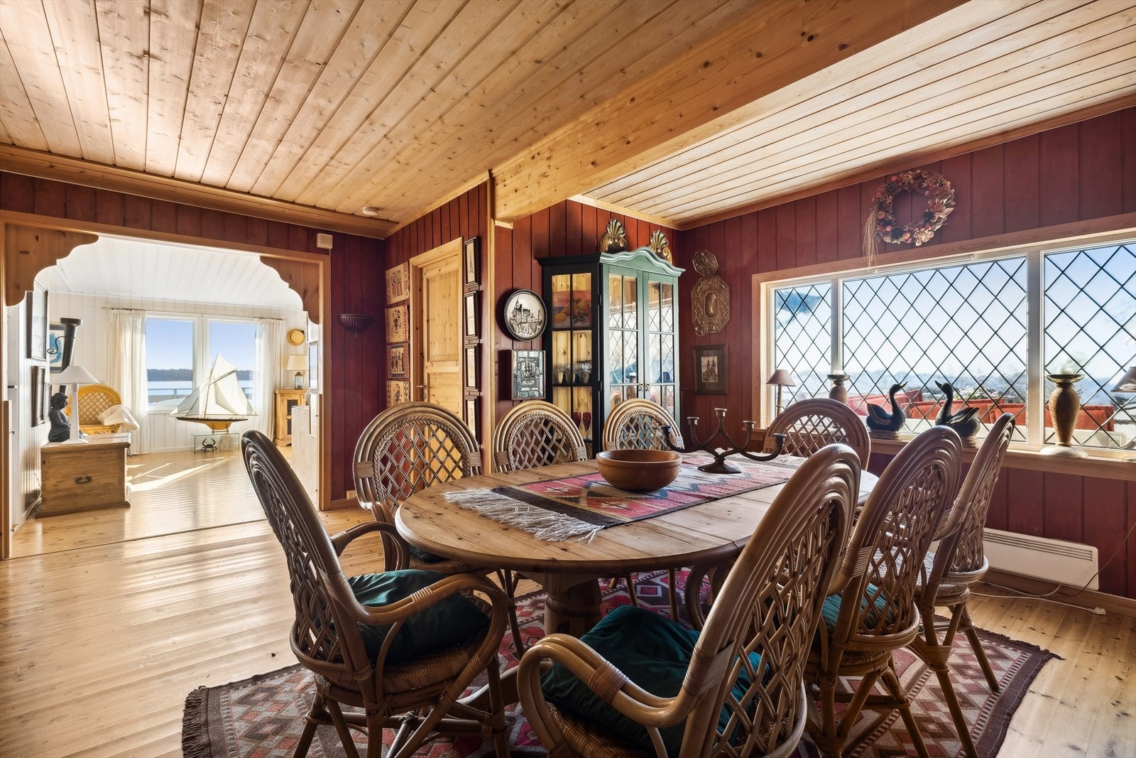 I spisestuen er det god plass til hele familien rundt bordet. Galleribilde