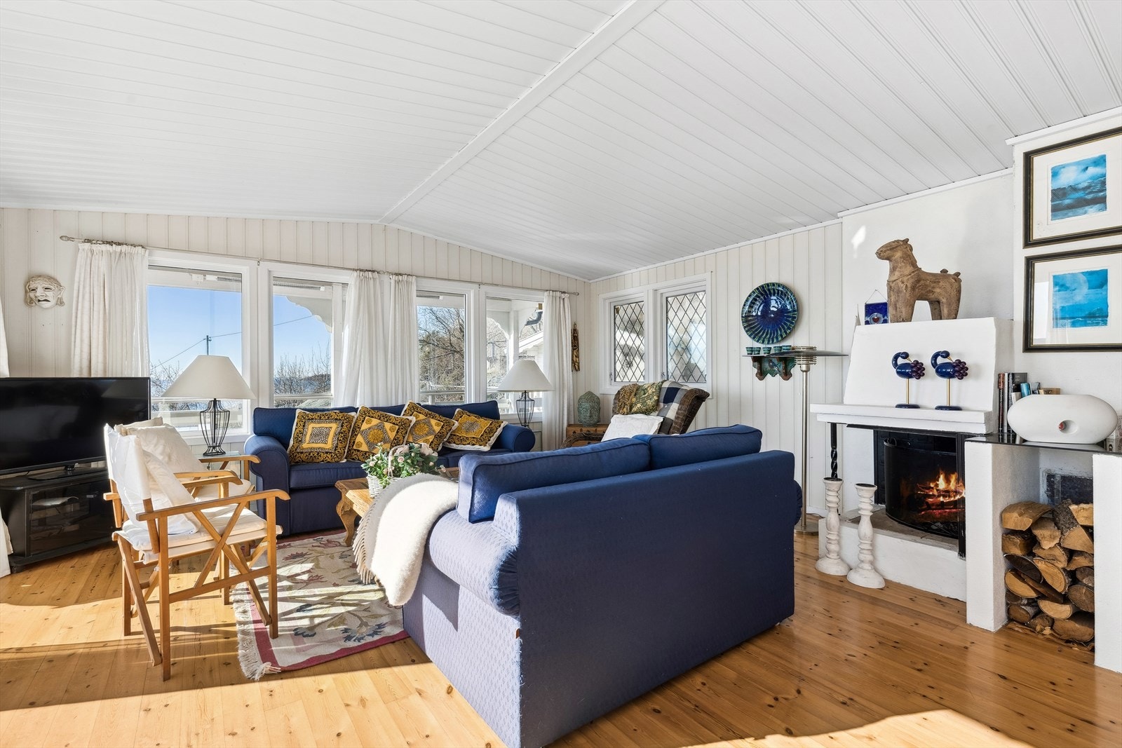 Den åpne peisen i stuen sørger for god varme og hygge på kjølige kvelder. Galleribilde