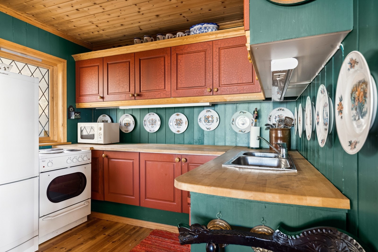 Kjøkkeninnredningen består av profilerte fronter, heltre benkeplate, nedfelt oppvaskkum, belysning under overskap og plass til hvitevarer. Galleribilde