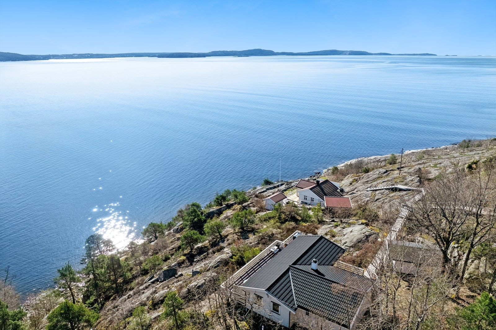 Hytta ligger høyt, fritt og sydøstvendt i maritime omgivelser. Galleribilde