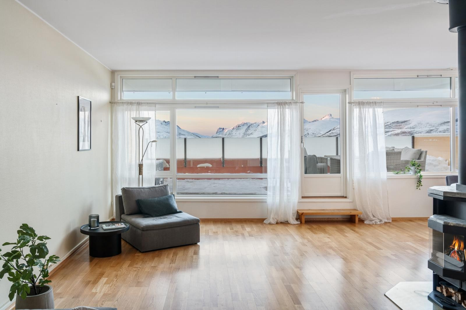 Store vindusflater som gir rikelig med lysinnslipp og flott utsikt fra stue.