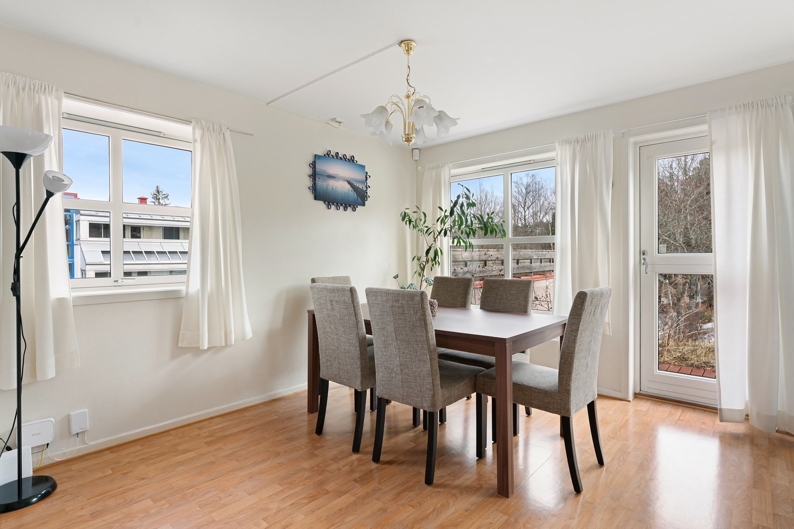 - Utgang til platting fra denne siden av boligen også - Galleribilde