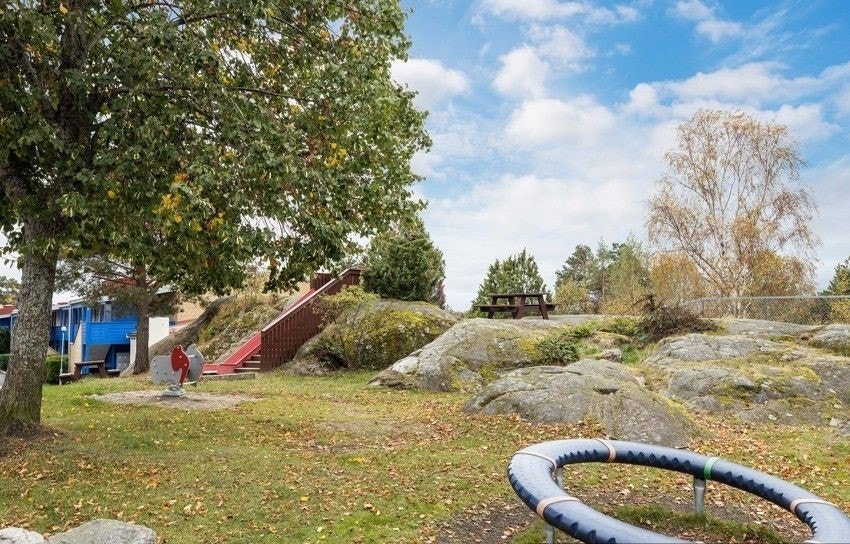 - Her kan barn boltre seg fritt og trygt uten noen form for trafikk på den store felles lekeplassen - Galleribilde