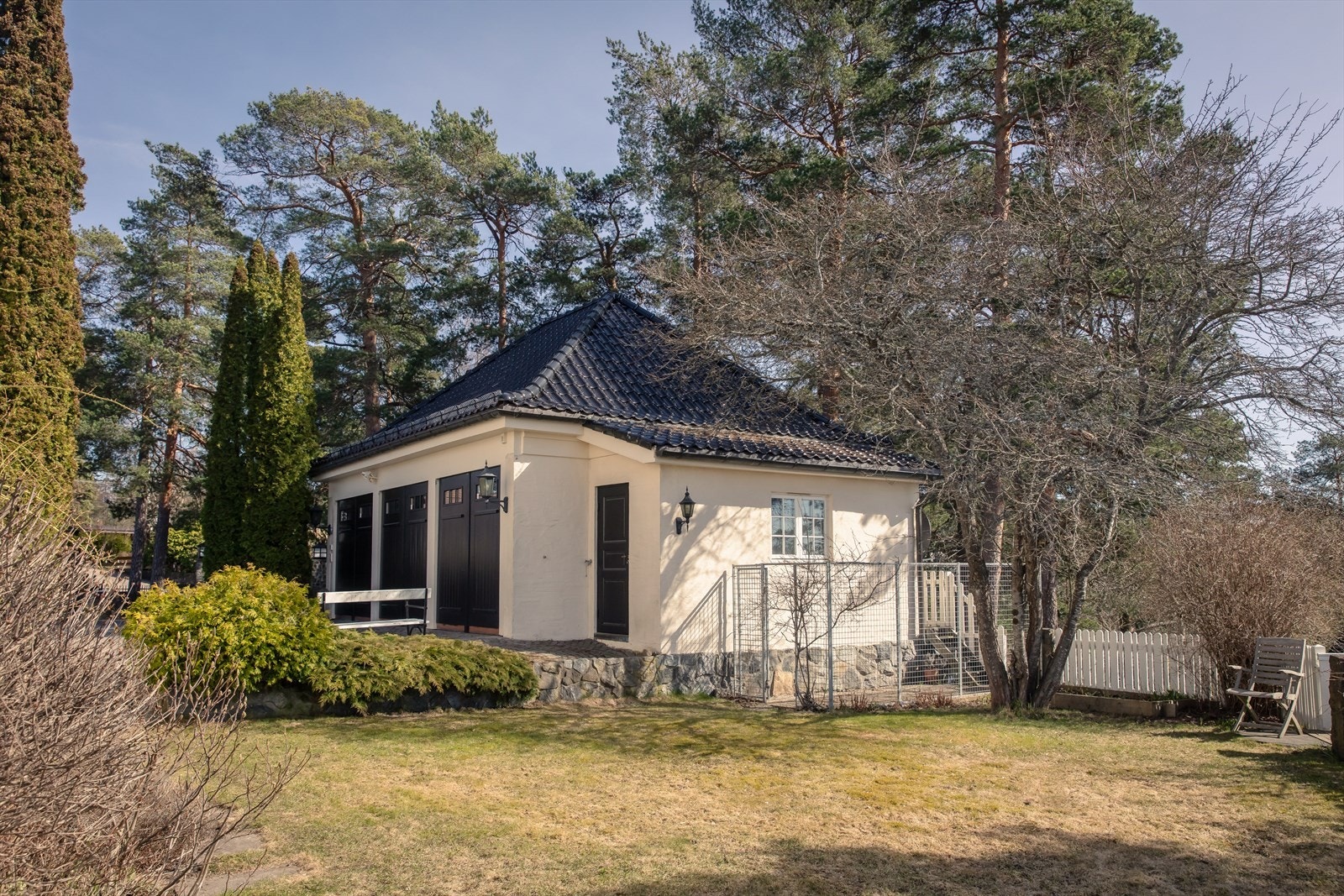 Trippelgarasje og hundegård Galleribilde