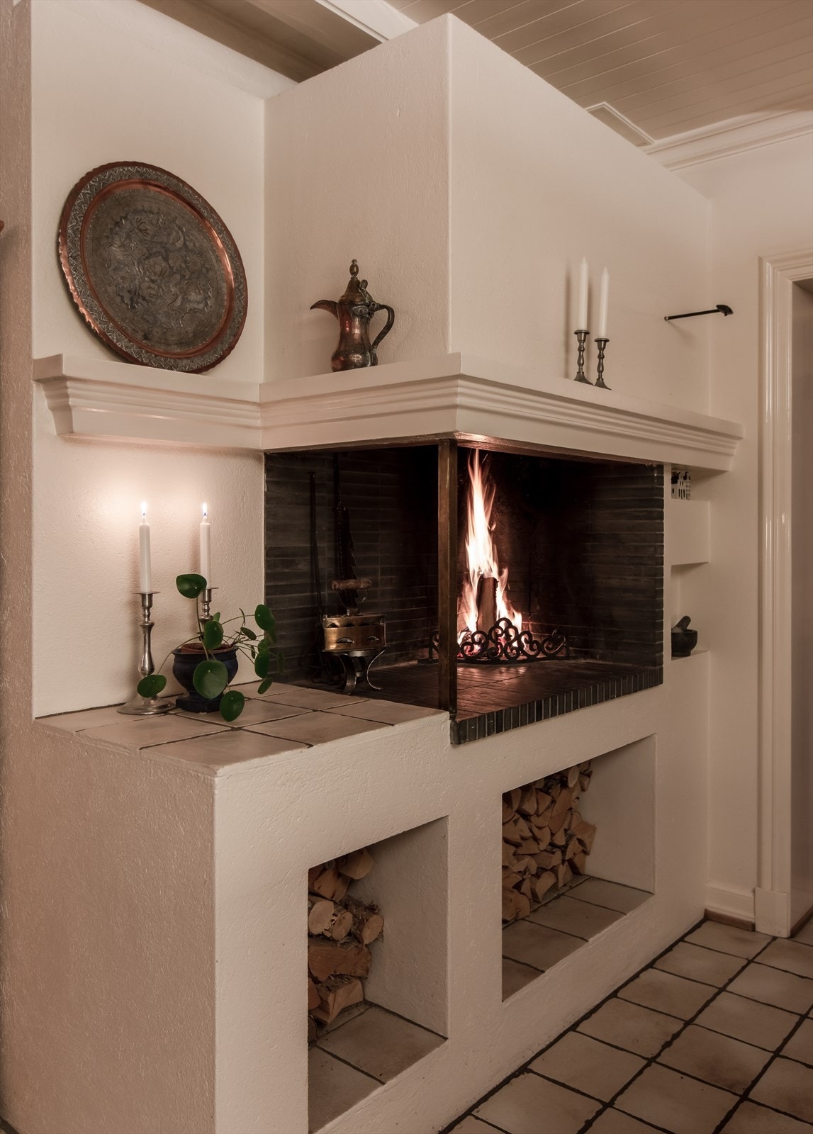 Hyggelig peis på kjøkkenet Galleribilde