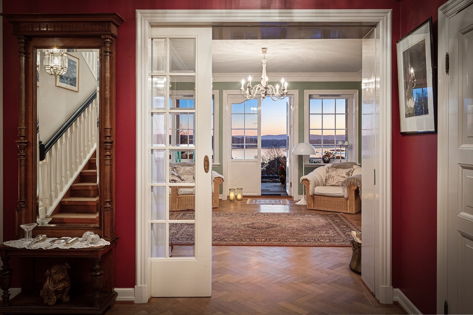 Hall med peis og doble glass-/skyvedører. Galleribilde