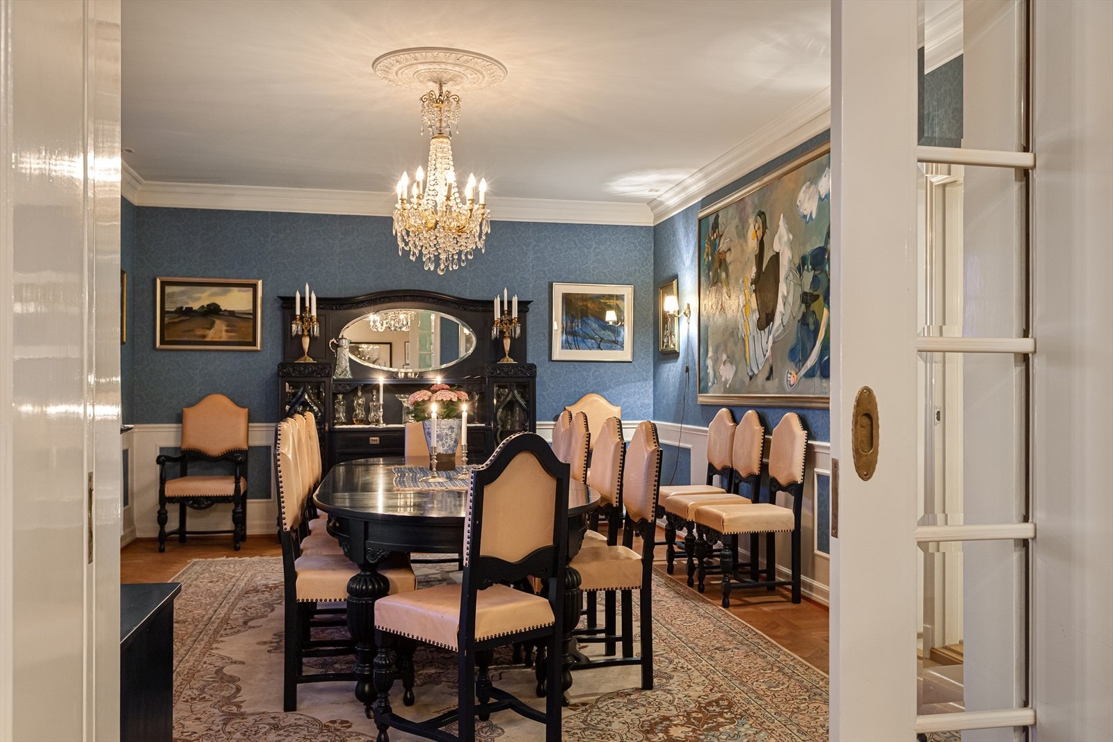 Stor spisestue med brystpanel og rosett i tak Galleribilde