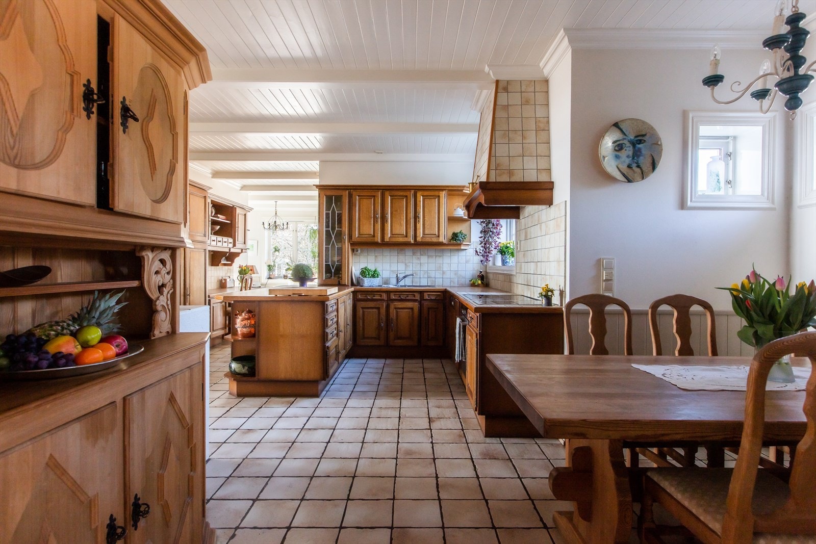 Stort spisekjøkken med kjøkkeninngang Galleribilde