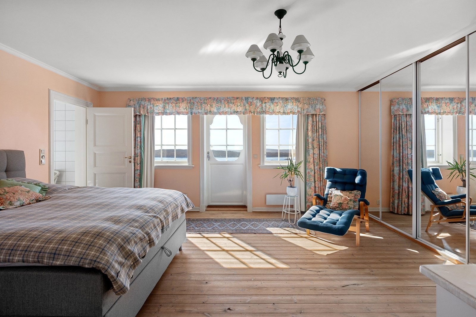 Hovedsoverom med peis, utgang til veranda og direkte bad/wc ensuite Galleribilde