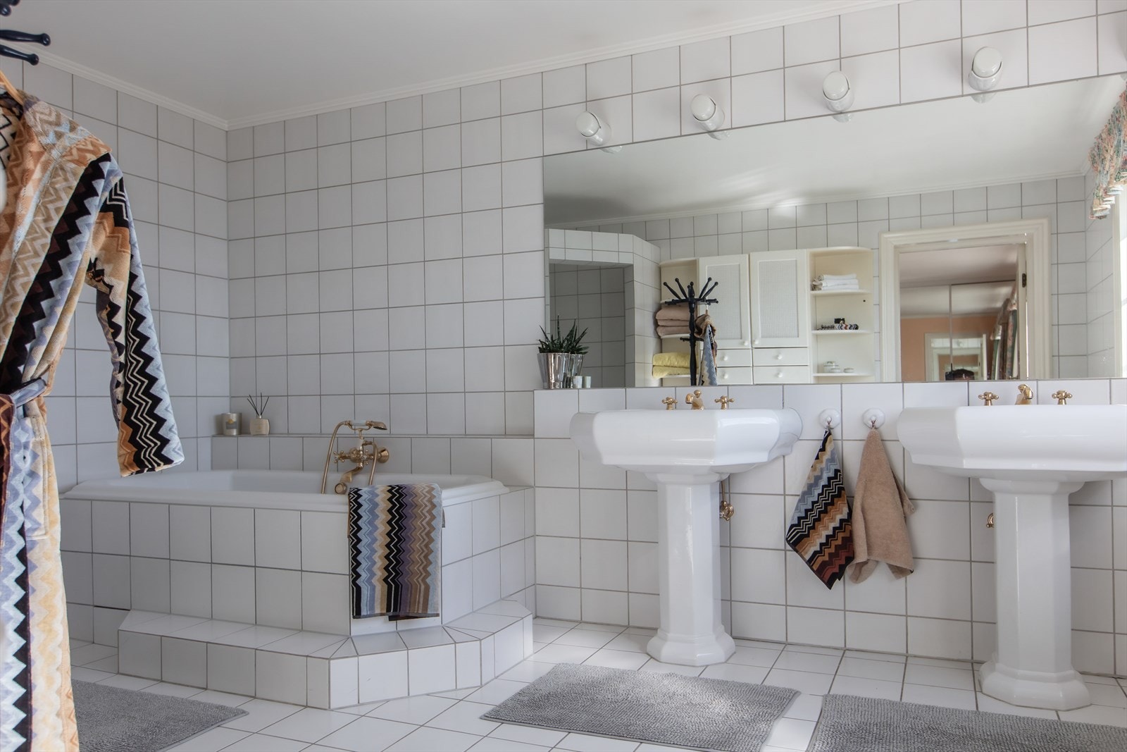 Stort bad/wc med adkomst fra hovedsoverom Galleribilde