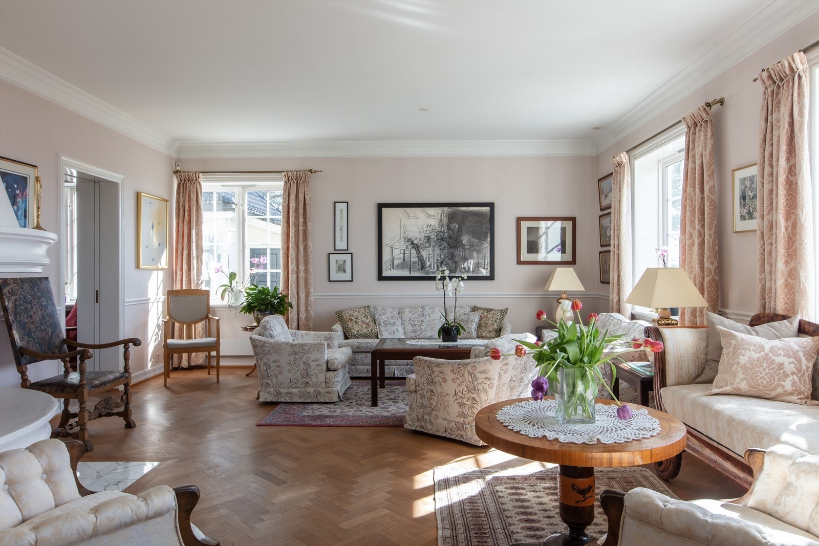 Hyggelig stue med peis Galleribilde