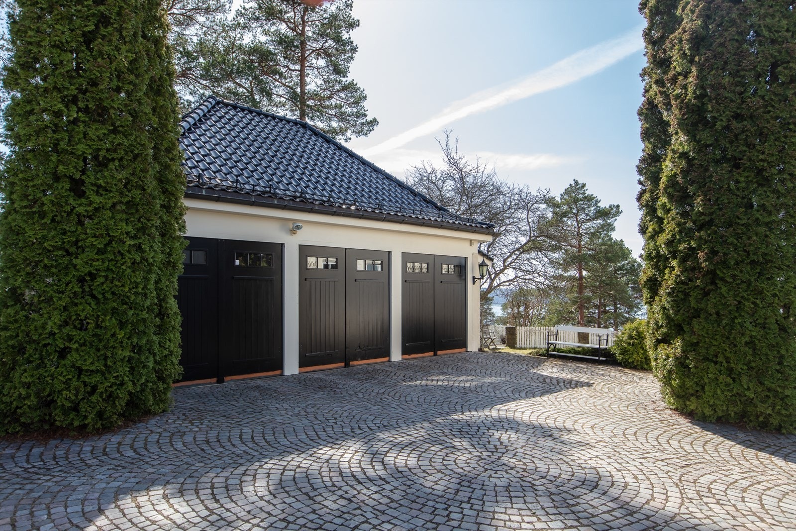 Trippelgarasje med bod, hunderom og lagringsloft Galleribilde