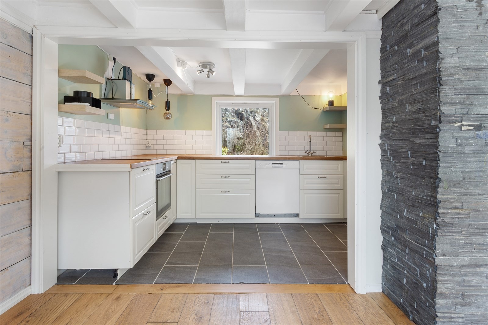 Kjøkkenet har innredning med profilerte fronter. Galleribilde