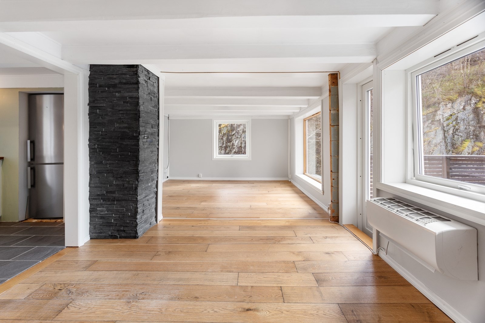 Alle vinduer og terassedør i stue på dette plan ble skiftet i 2016. Galleribilde