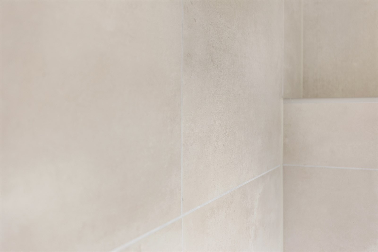 Lekkert flisvalg på vegger og gulv. Det er innlagt varmekabler i gulv. Galleribilde