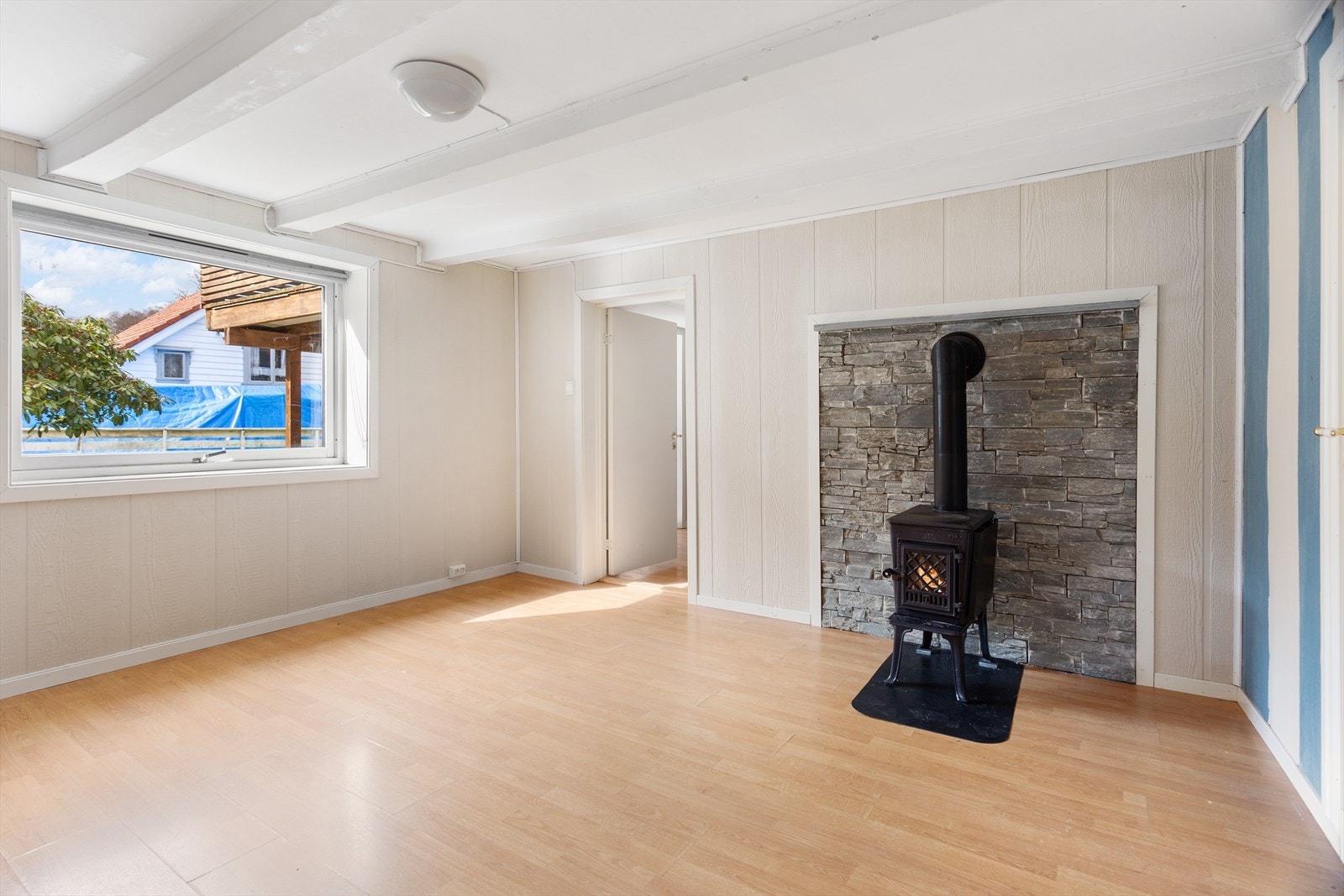 Kjellerstue med peisovn. Galleribilde