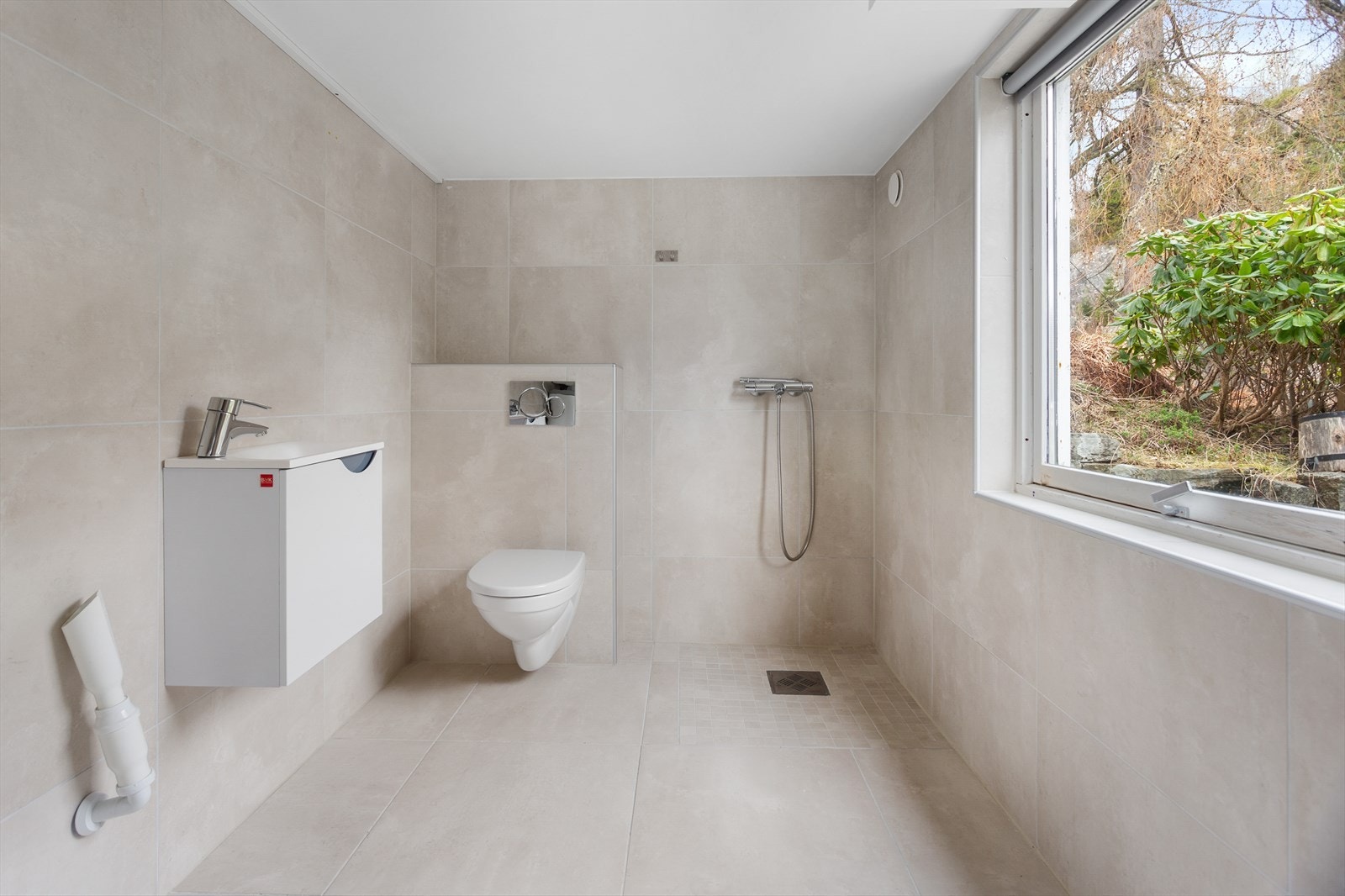 Det er nyere pent flisbelagt bad fra 2016 Galleribilde