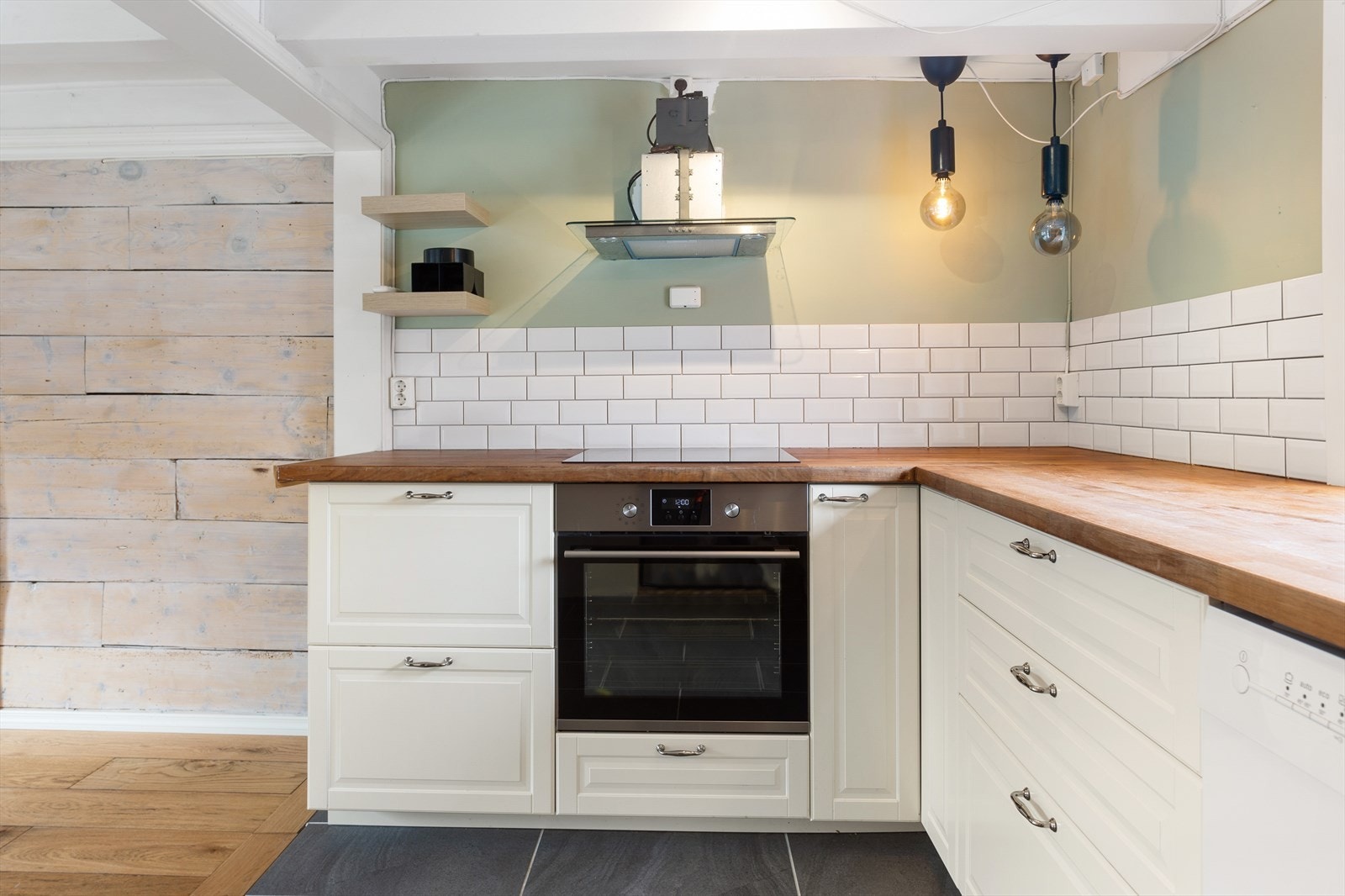 Benkeplaten er av heltre. Galleribilde