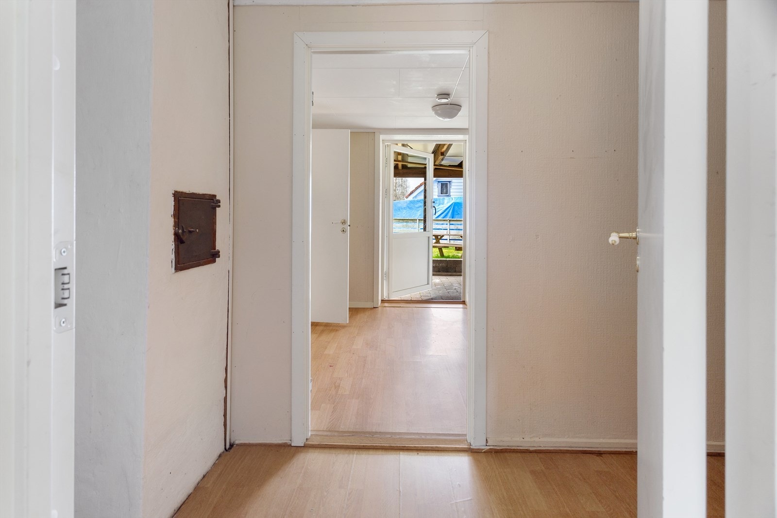 1. etasje inneholder vindfang med trapp, bad/vaskerom, gang, stue, to stk. soverom og bod. Galleribilde