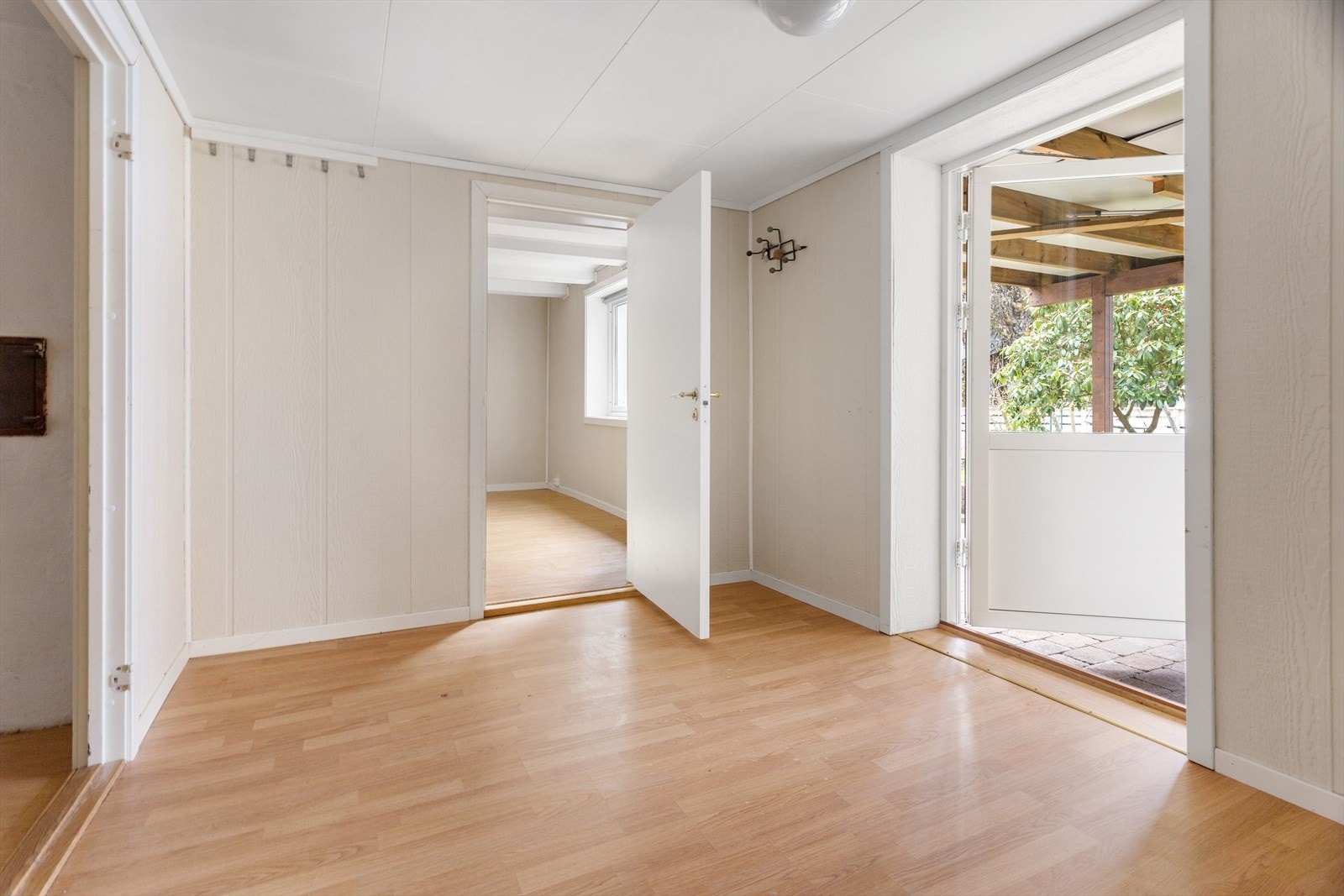 Utgang til uteområdet og hageareal. Galleribilde