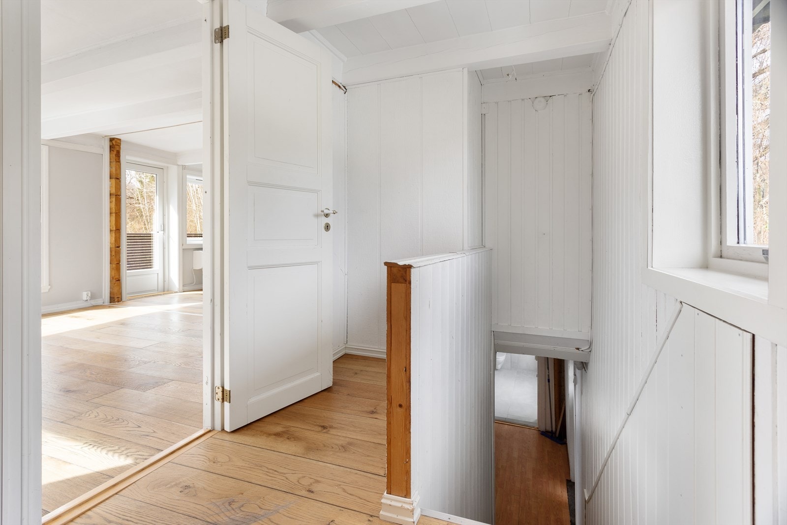 2. etasje inneholder: Hall m/trapp, stue/kjøkken, gang, bad og to stk. soverom. Galleribilde