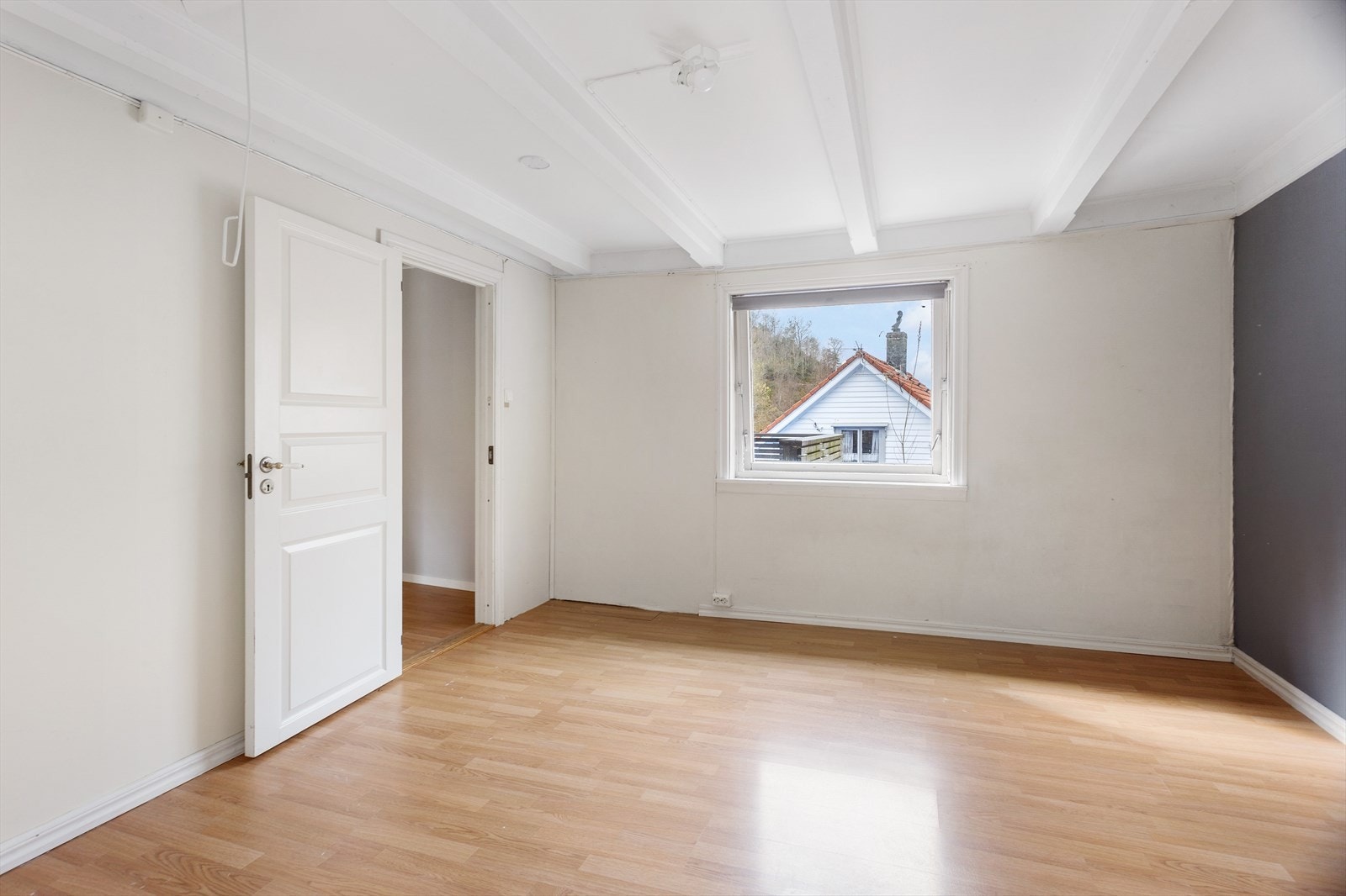 Soverom av god størrelse. God plass til seng, nattbord og ønskelig soveromsmøblement. Galleribilde