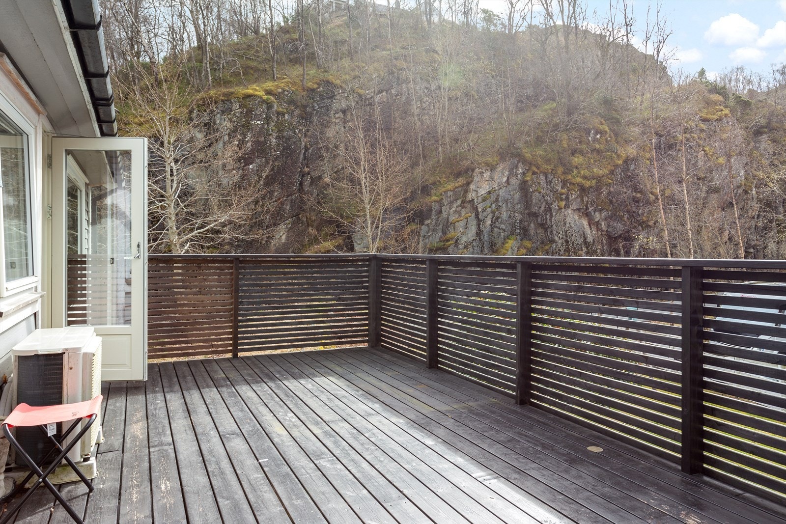 Her er det god plass til utemøbler og grill. Et fint samlingspunkt for familie og venner. Galleribilde