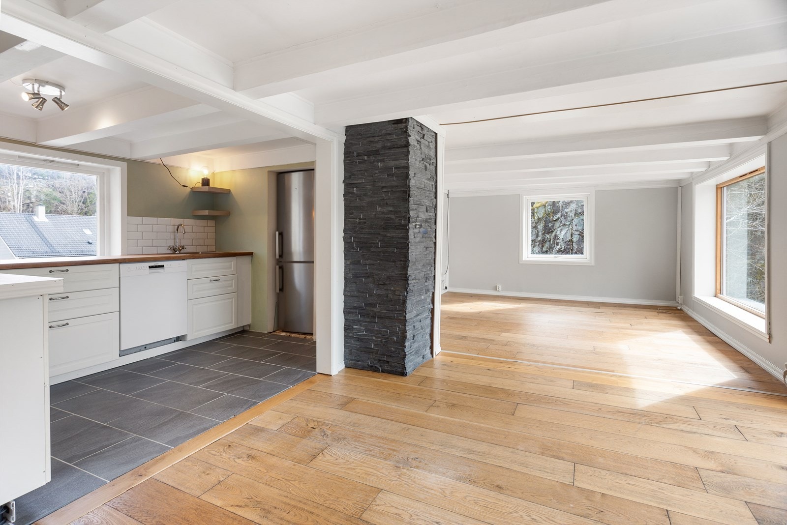 Kjøkken i nær tilknytning til stue. Galleribilde