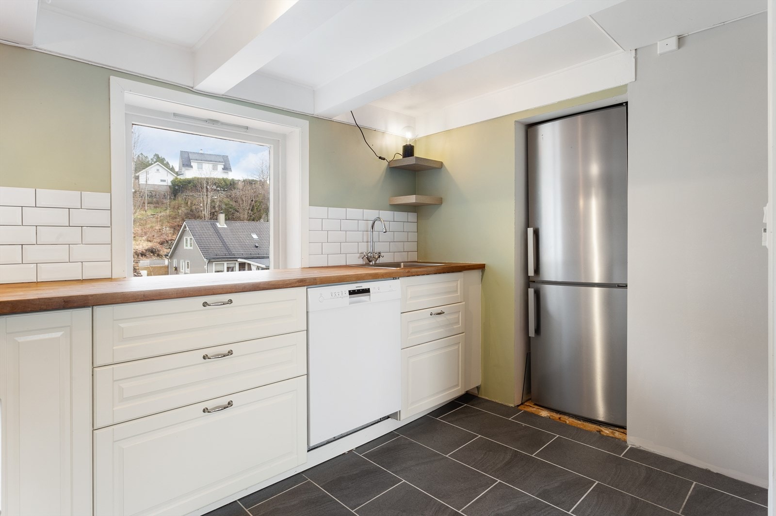 Hvitevarer som følger med er kjøl/fryseskap, oppvaskmaskin, komfyr, platetopp og komfyrvakt. Galleribilde