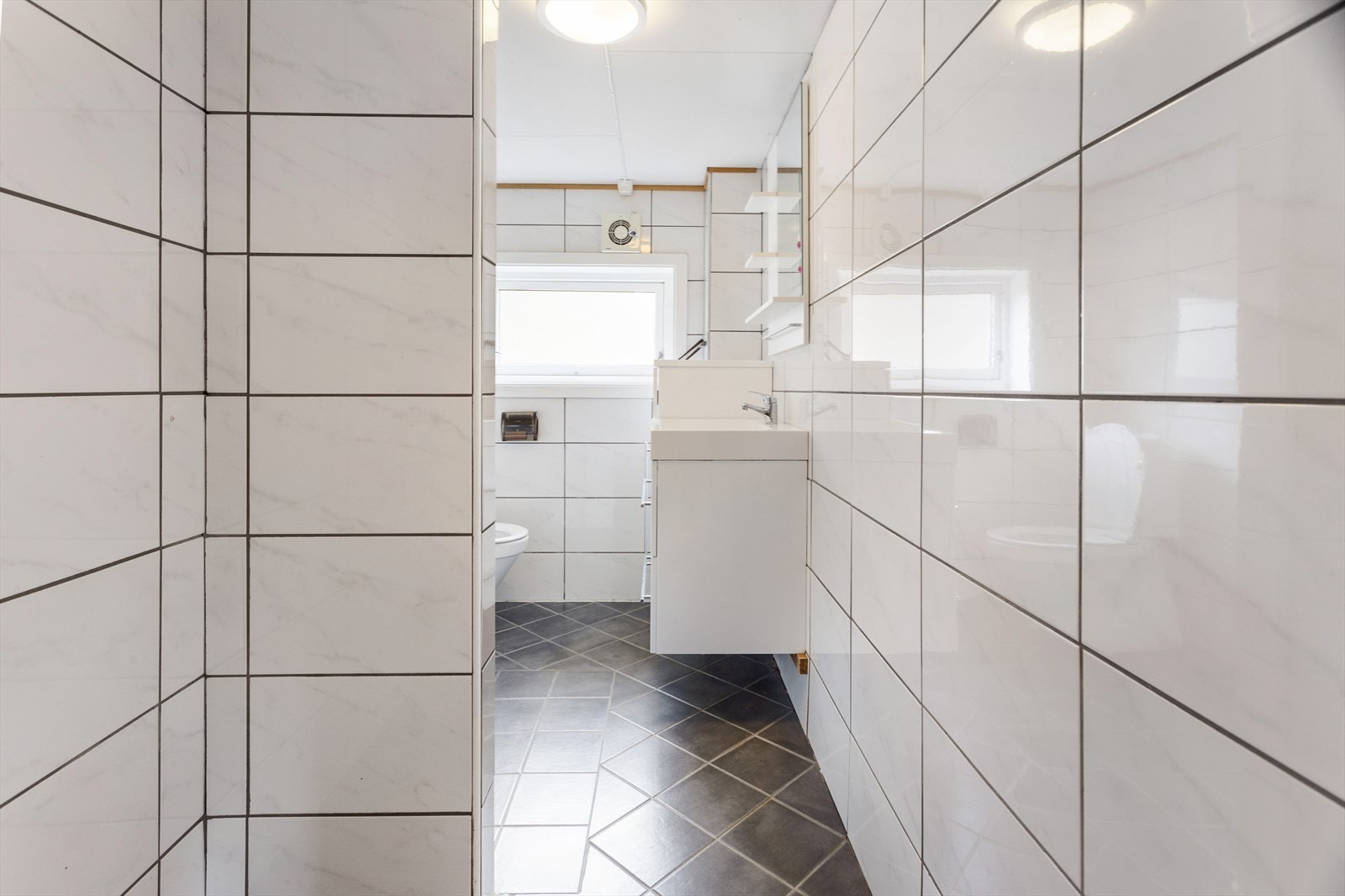 Badet i 2 etasje står må renovering i nærmeste tid grunnet lekkasje i sluk. Galleribilde