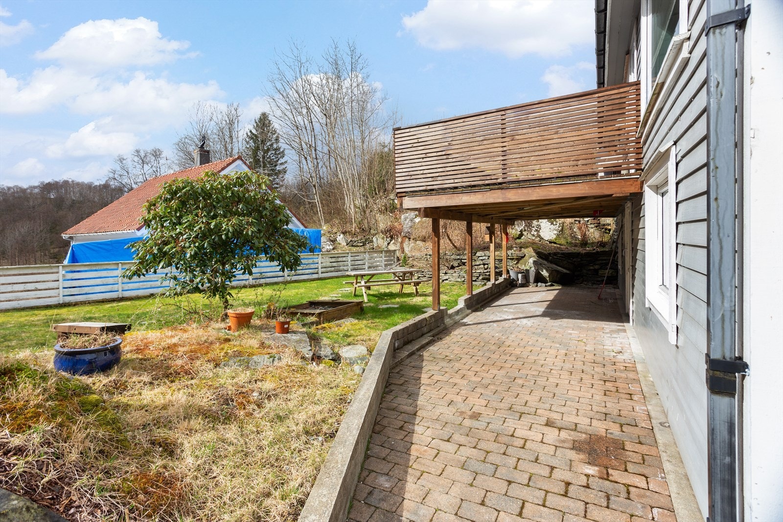 Tomten er delvis belagt med belegningsstein og gress. Fine uteplasser! Galleribilde