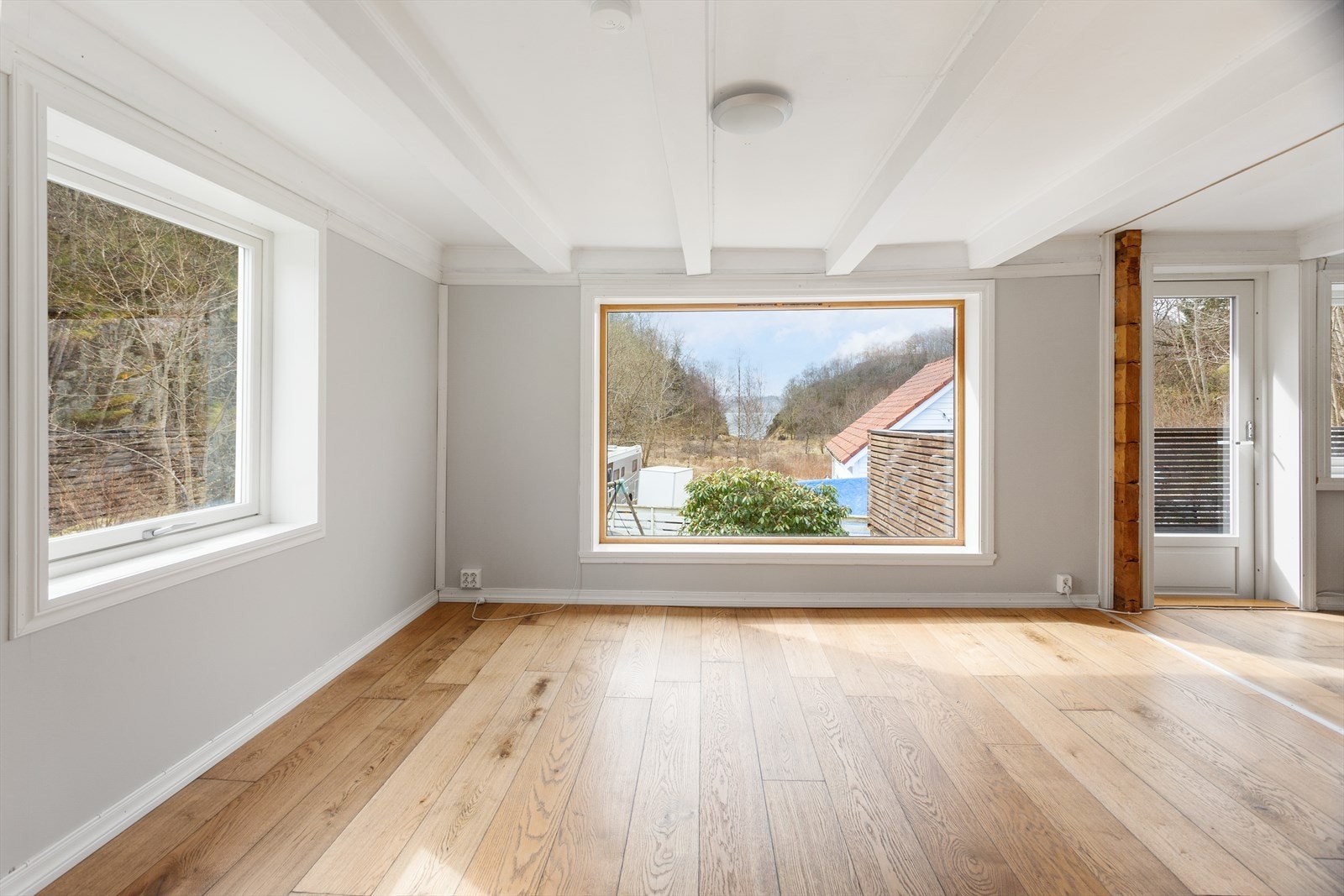 Stuen er romslig med store vindusflater og godt lysinnslipp. Galleribilde