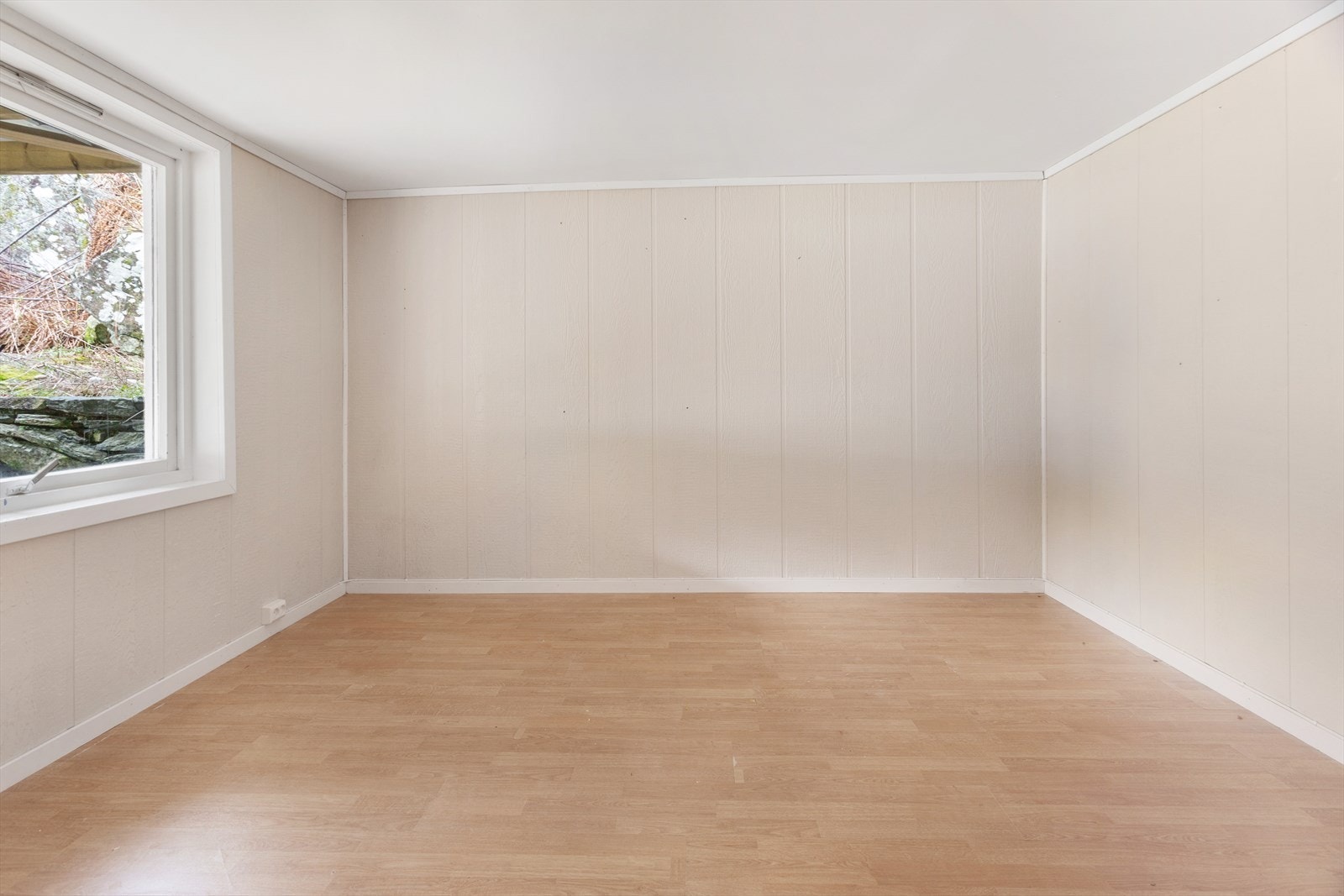 God plass til seng, nattbord og ønskelig soveromsinnredning. Galleribilde