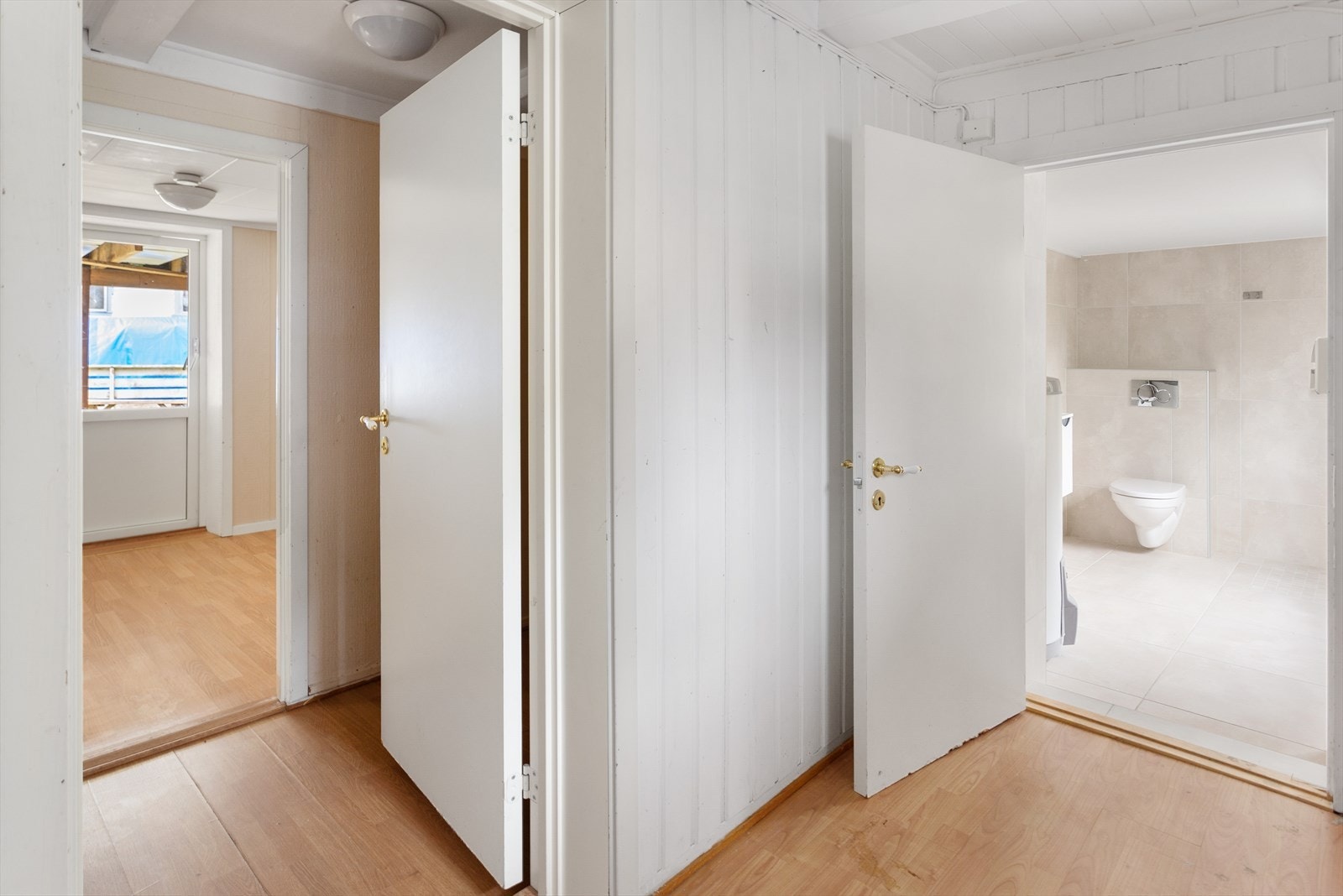 Fra inngangspartiet er det tilkomst til et helt nytt bad. Galleribilde