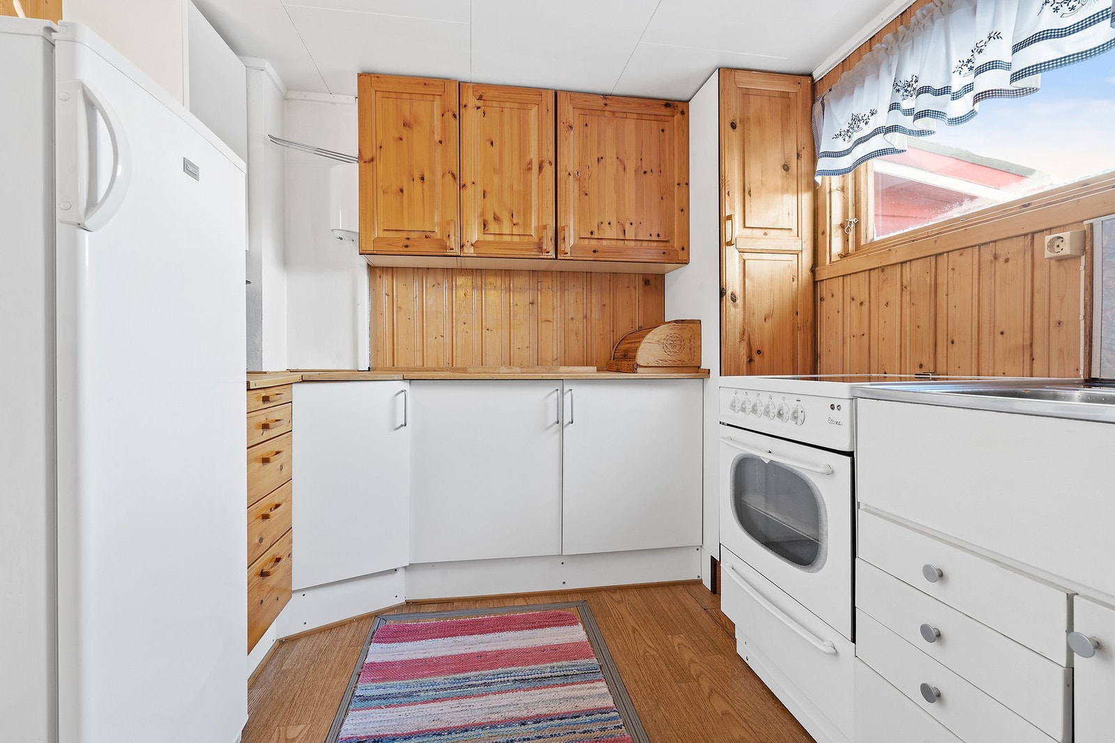 Kjøkken - Det er kjøleskap, komfyr og micro. Ingen ventilering. Galleribilde
