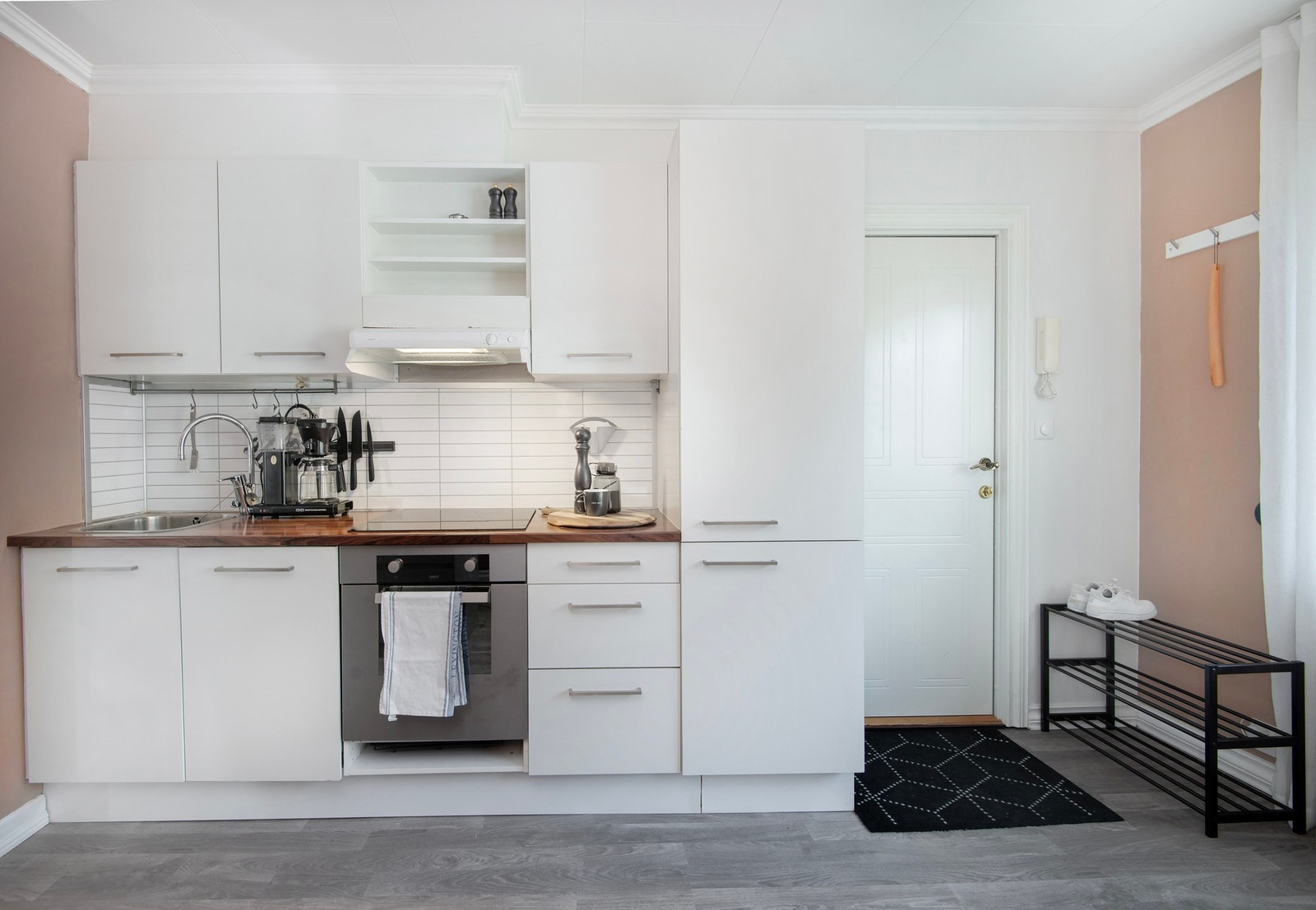 Kjøkkeninnredning fra HTH med slette hvite fronter og laminat benkeplate. Galleribilde