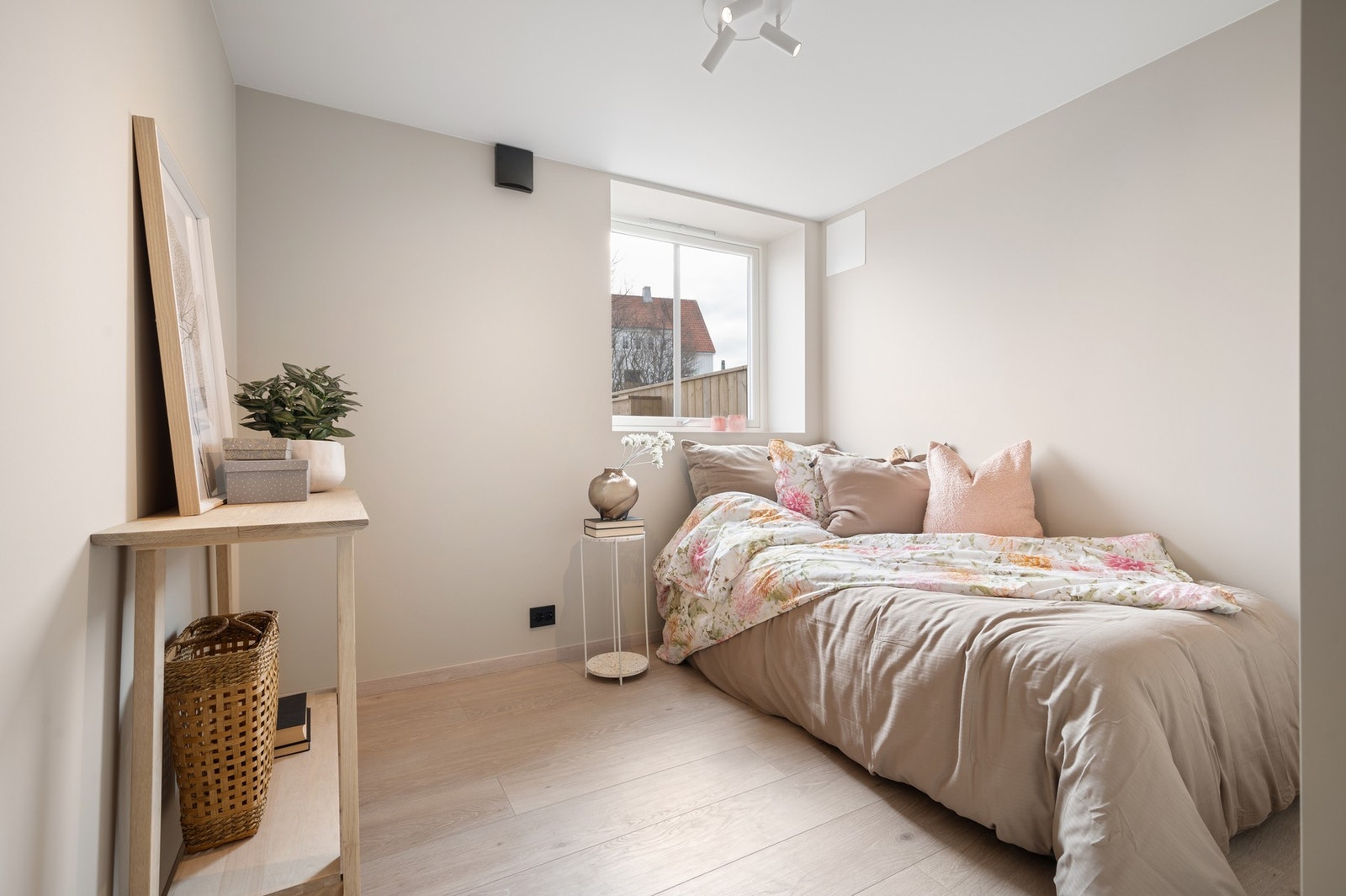 Soverom nr. 2 ligger like ved entreen Galleribilde