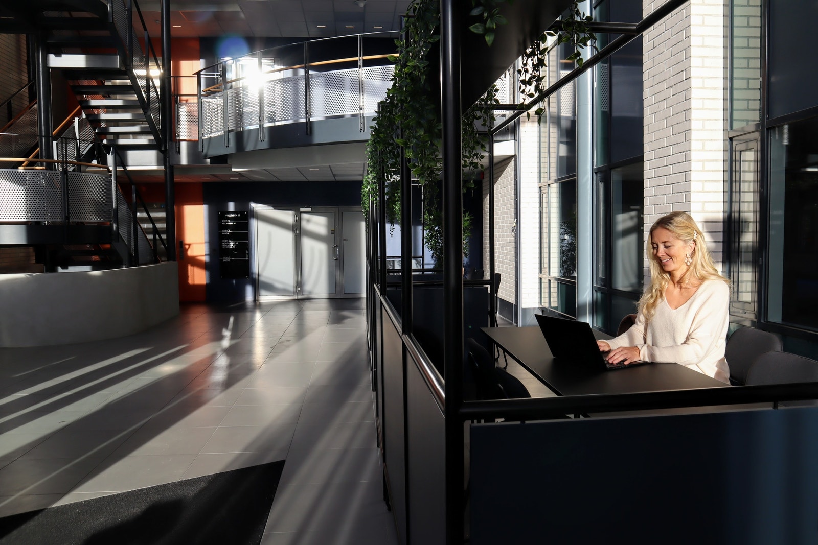 Moderne og lyst inngangsparti med arbeidsstasjoner Galleribilde