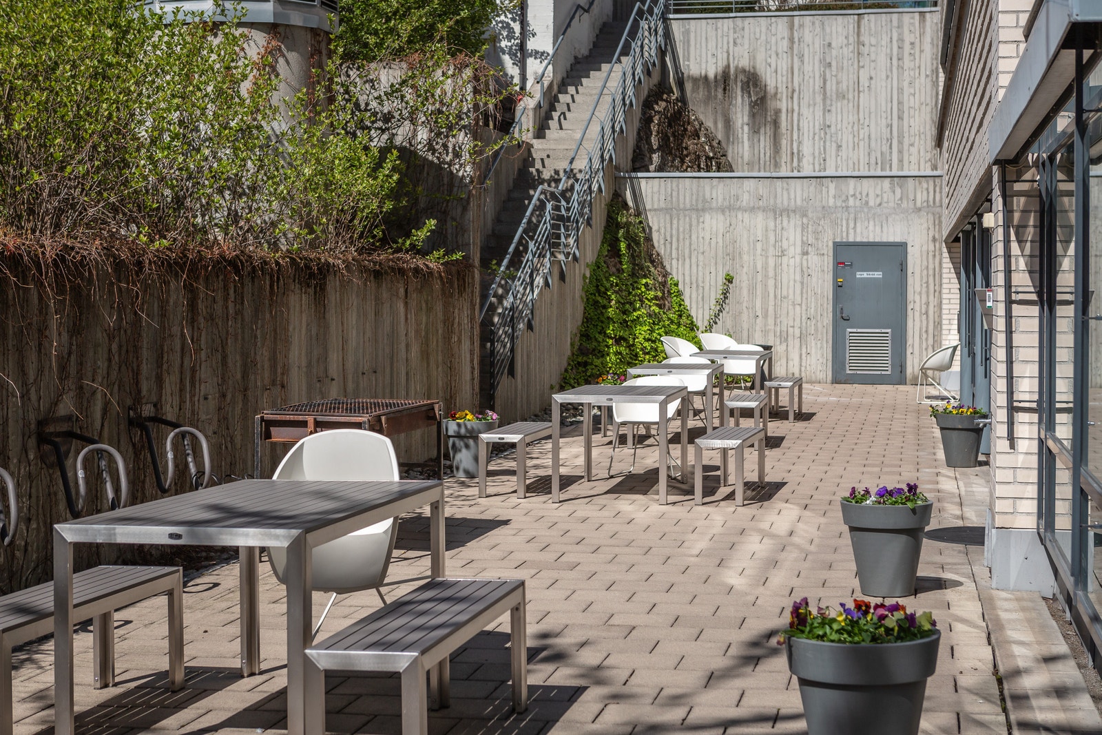 Hyggelig spiseplass ute i tilknytning til kantinen Galleribilde