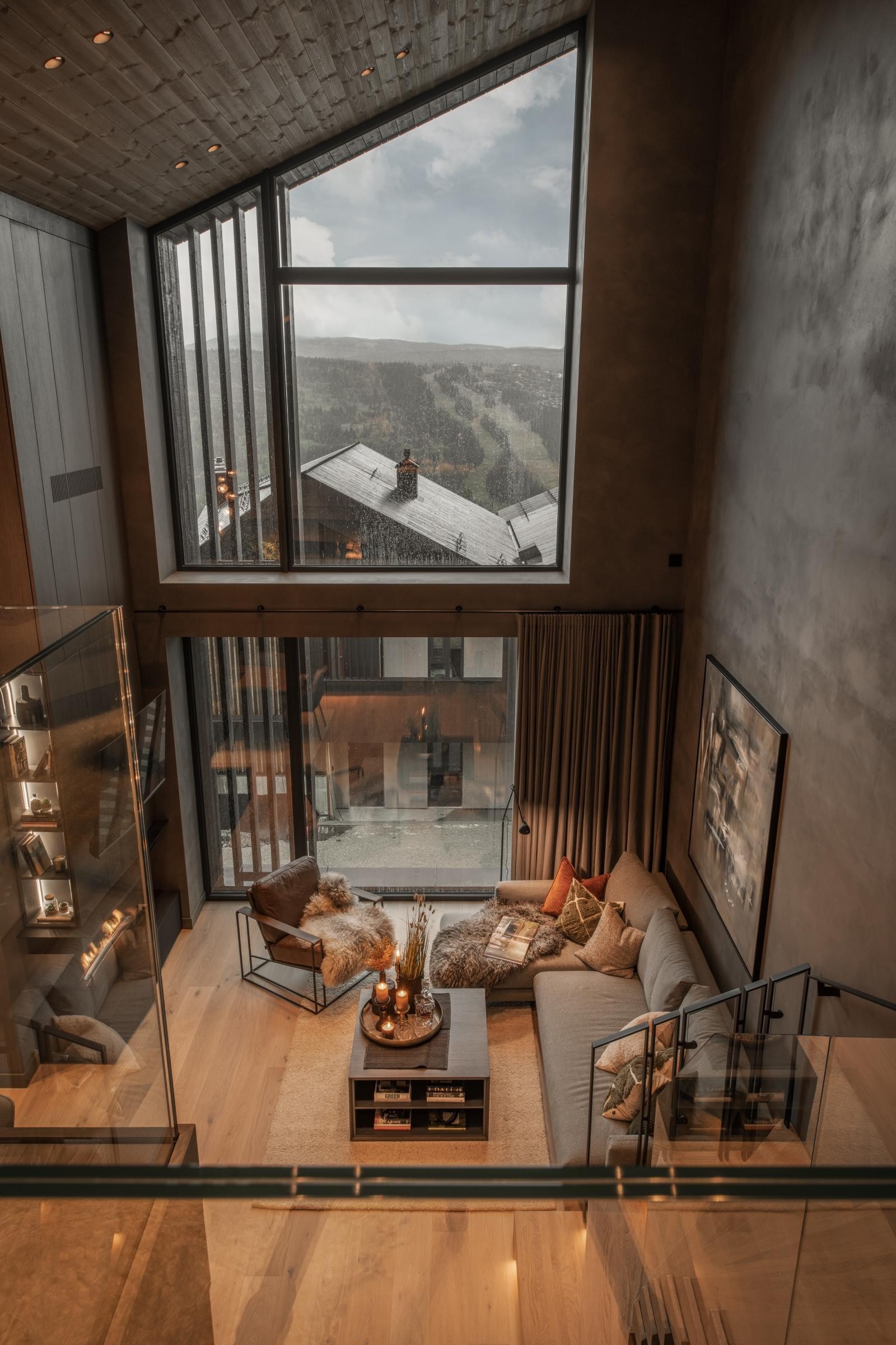 Stort oppholdsrom på hemsen, med glassrekkverk for maksimal utsikt.