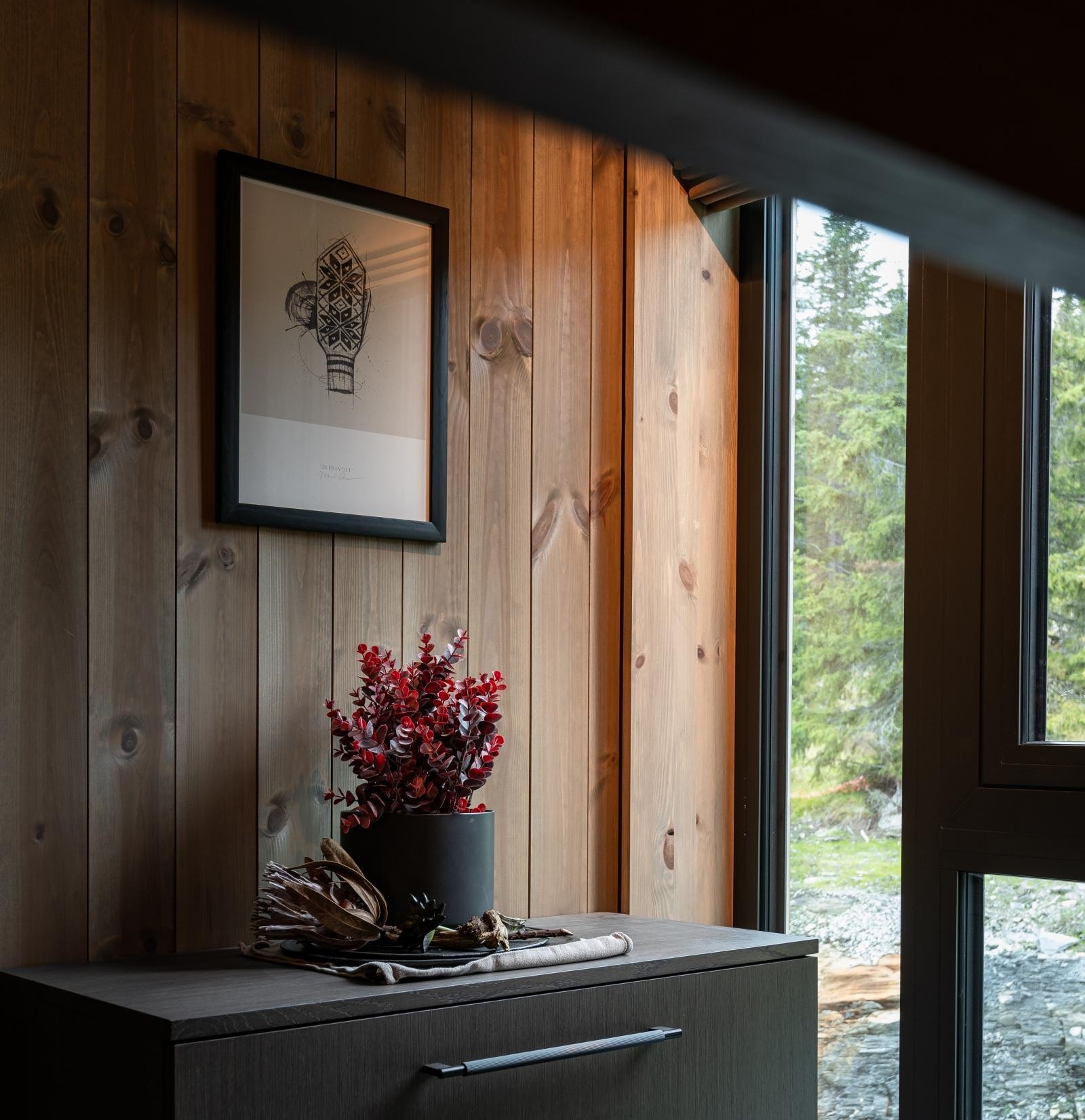 Meget romslig entré, med adkomst til to av soverommene. En hall fører videre til hovedbadet og kjøkken/stue.