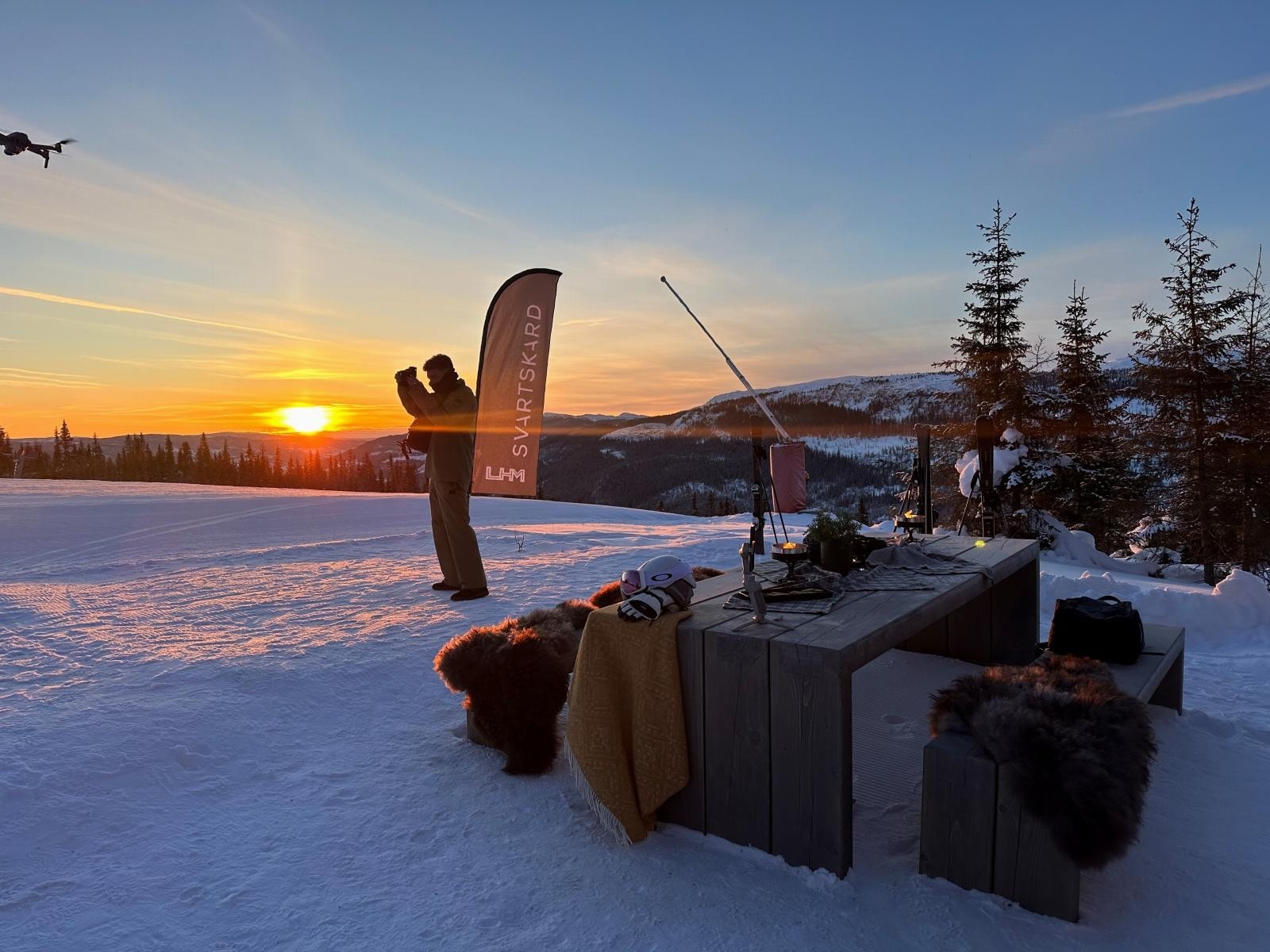 Svartskard har en unik beliggenhet på Kvitfjells vestside, rett inntil Kvitfjell-løypa, med umiddelbar ski-inn/-ut!