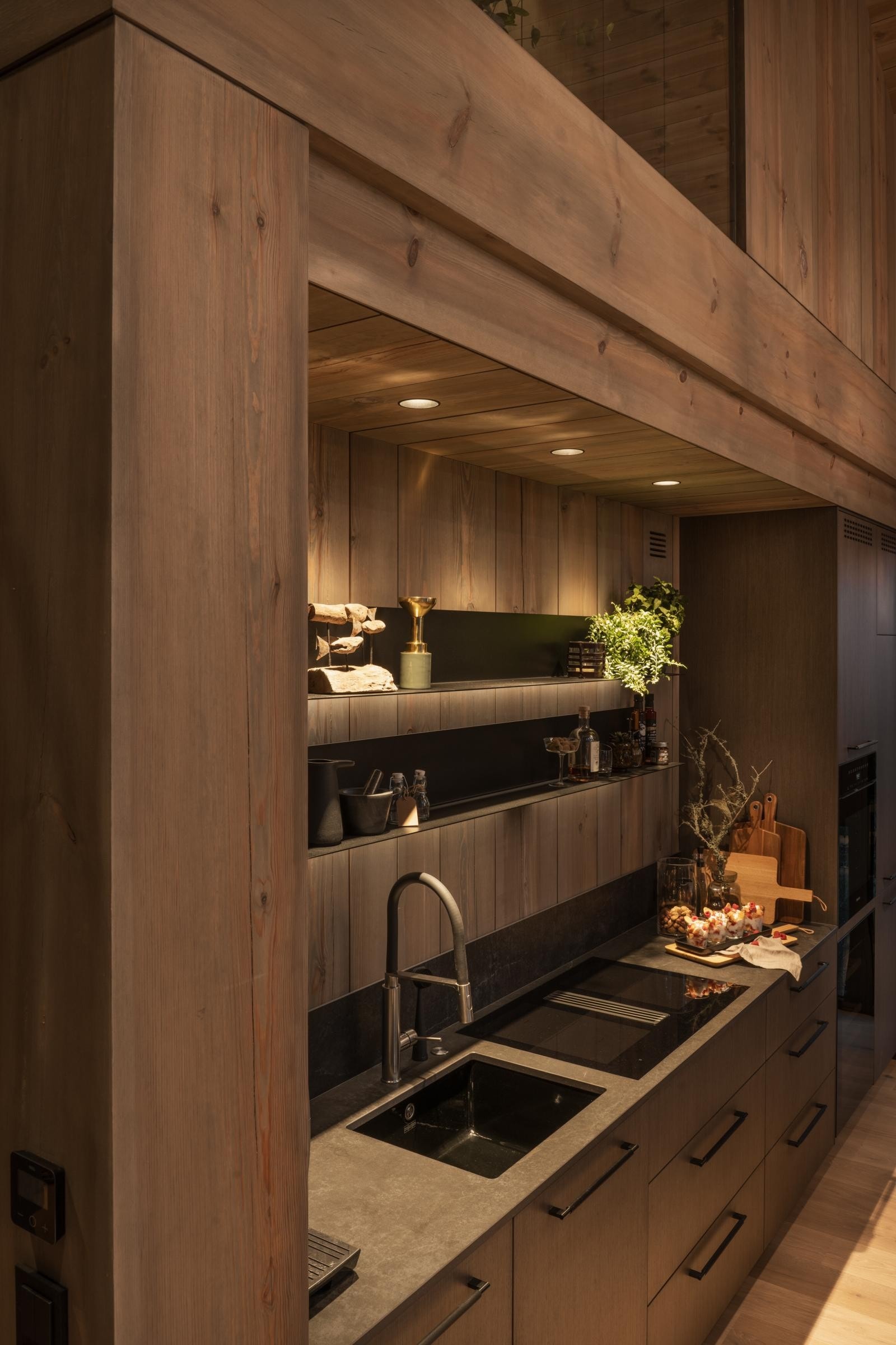 Den naturtro grå benkeplaten fra Dekton har underlimt oppvaskkum og armatur i høy kvalitet.