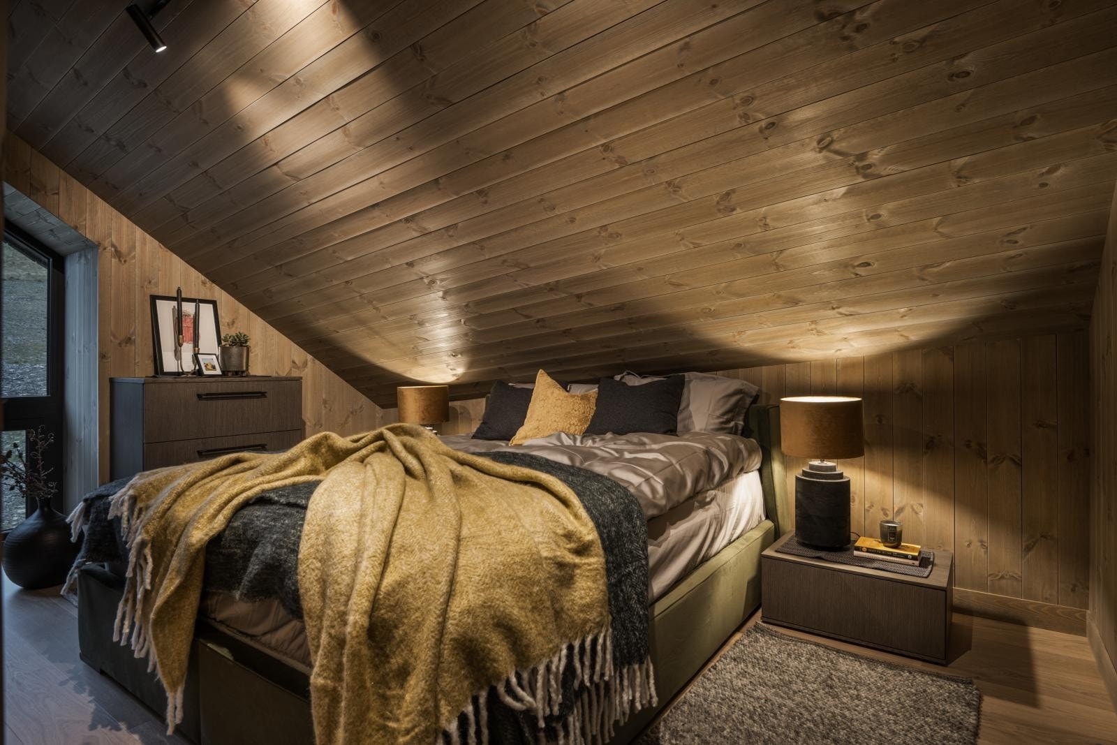 Leiligheten inneholder ytterligere to soverom. Romslig soverom på hemsen.