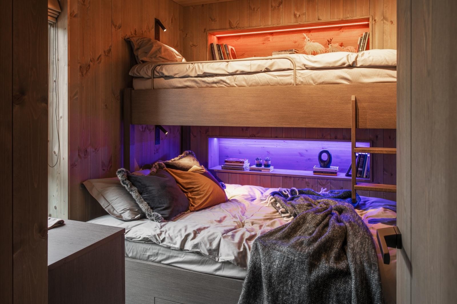 Soverom i hovedetasjen, med inngang fra hall. Ideelt som barnerom.