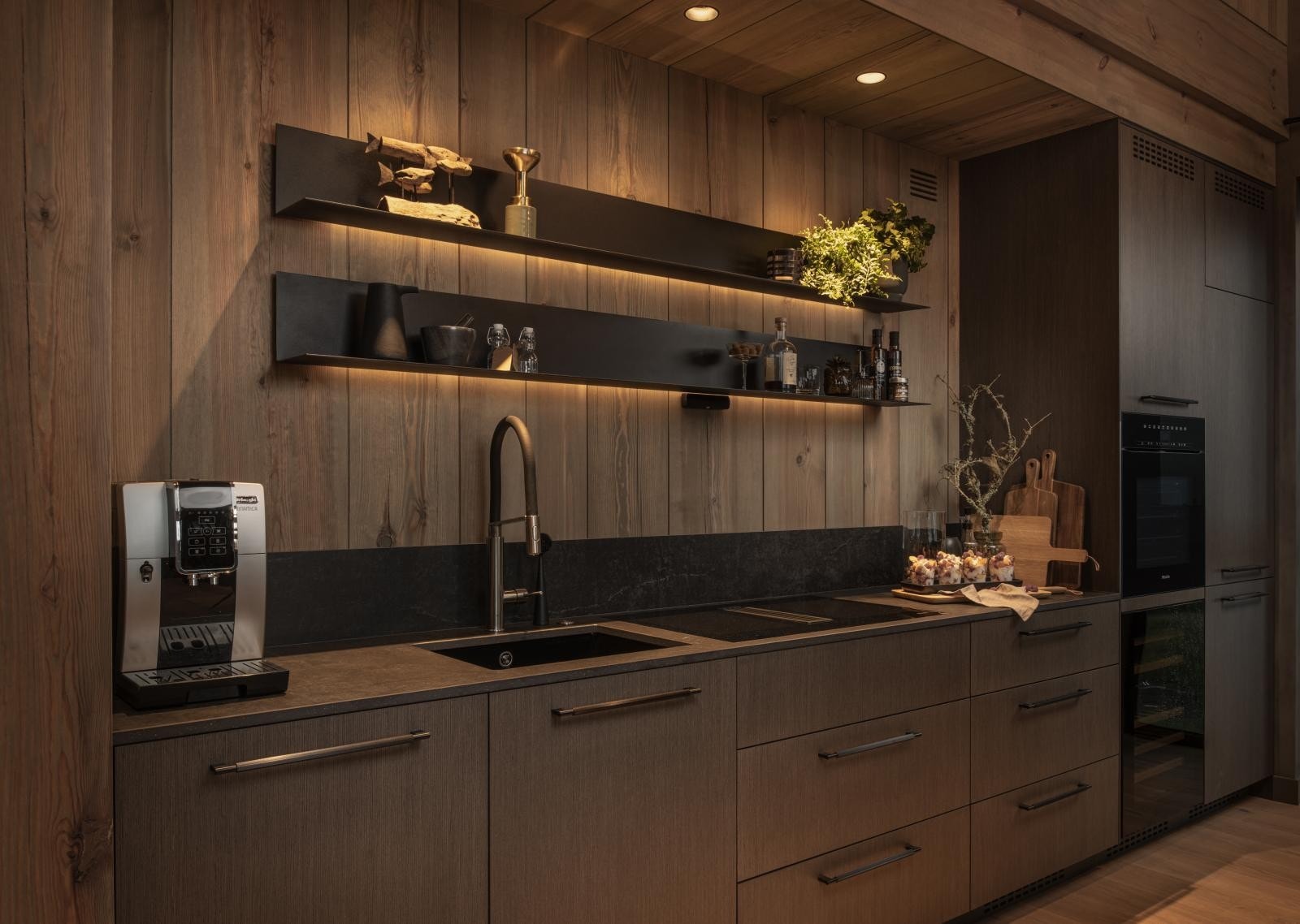 Kjøkkenet er godt utstyrt med integrerte hvitevarer fra Miele og vinkjøler fra Temptech.