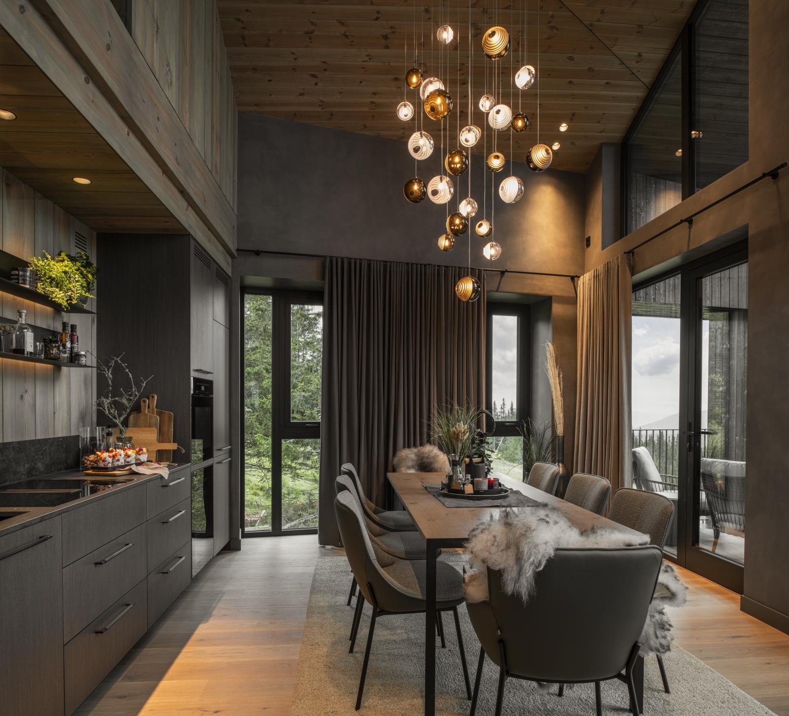 Kjøkkenet er skreddersydd i beste kvalitet av LHM Interior og kombinerer holdbarhet med et stilfullt design.